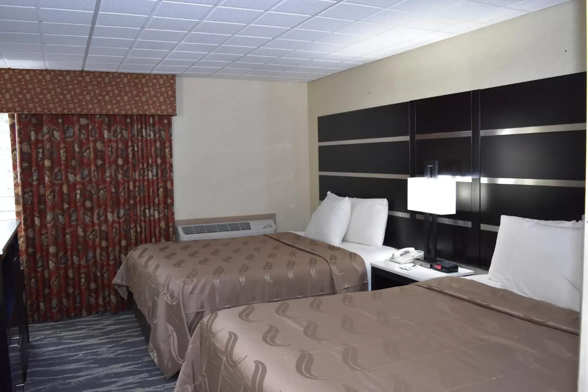 Bed in Quality Inn East Stroudsburg - Poconos
