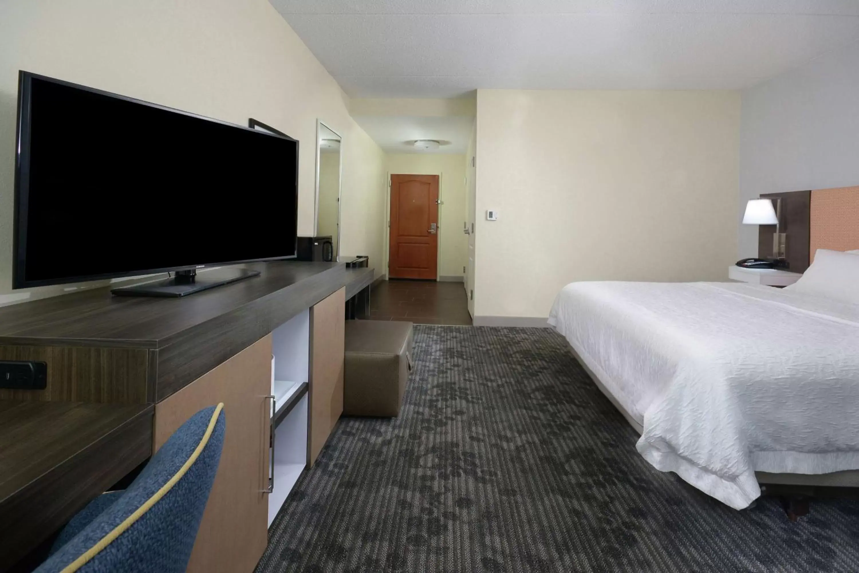 Bedroom, TV/Entertainment Center in Hampton Inn & Suites Clinton