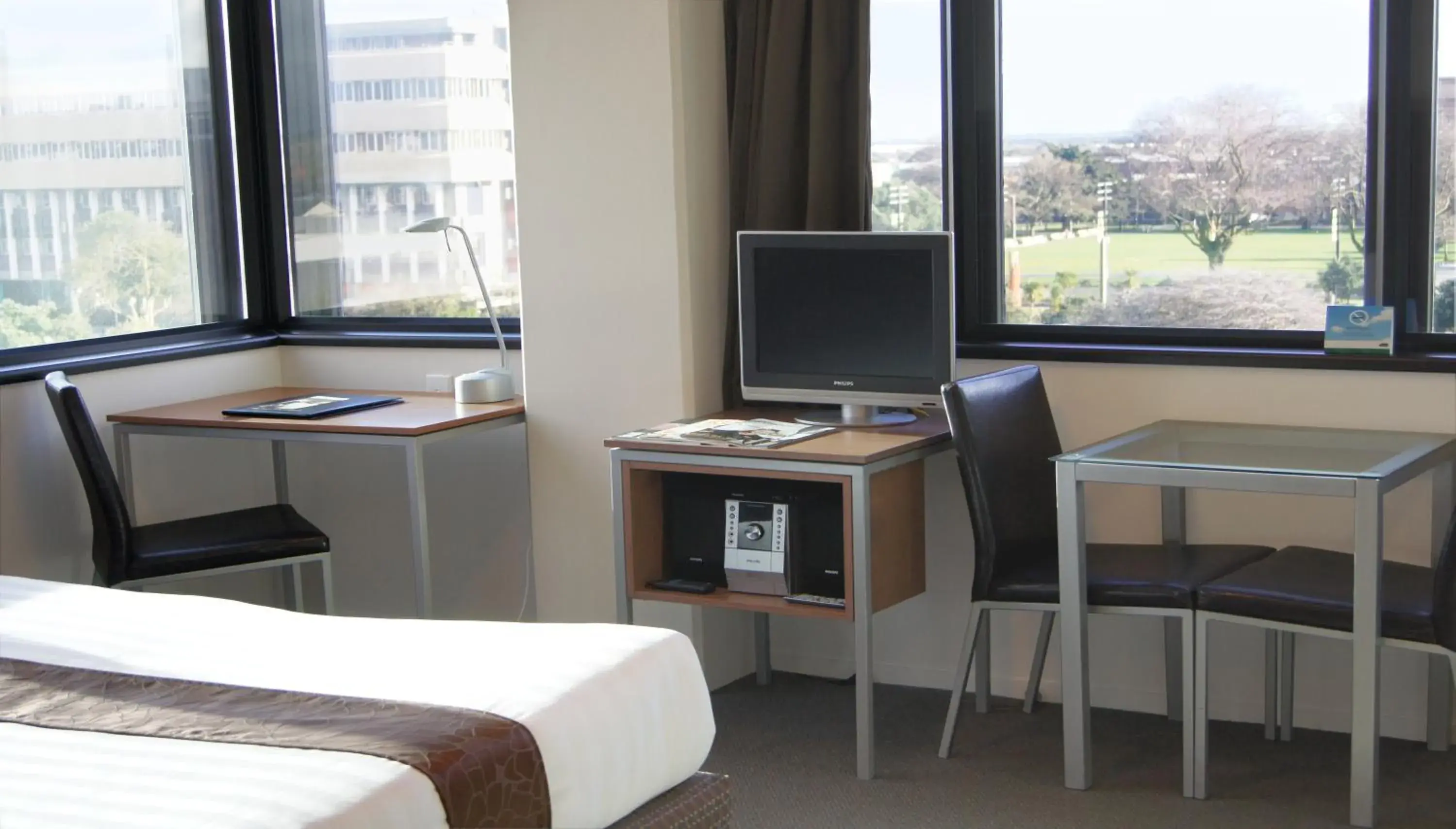 Bed, Seating Area in Quality Suites Central Square