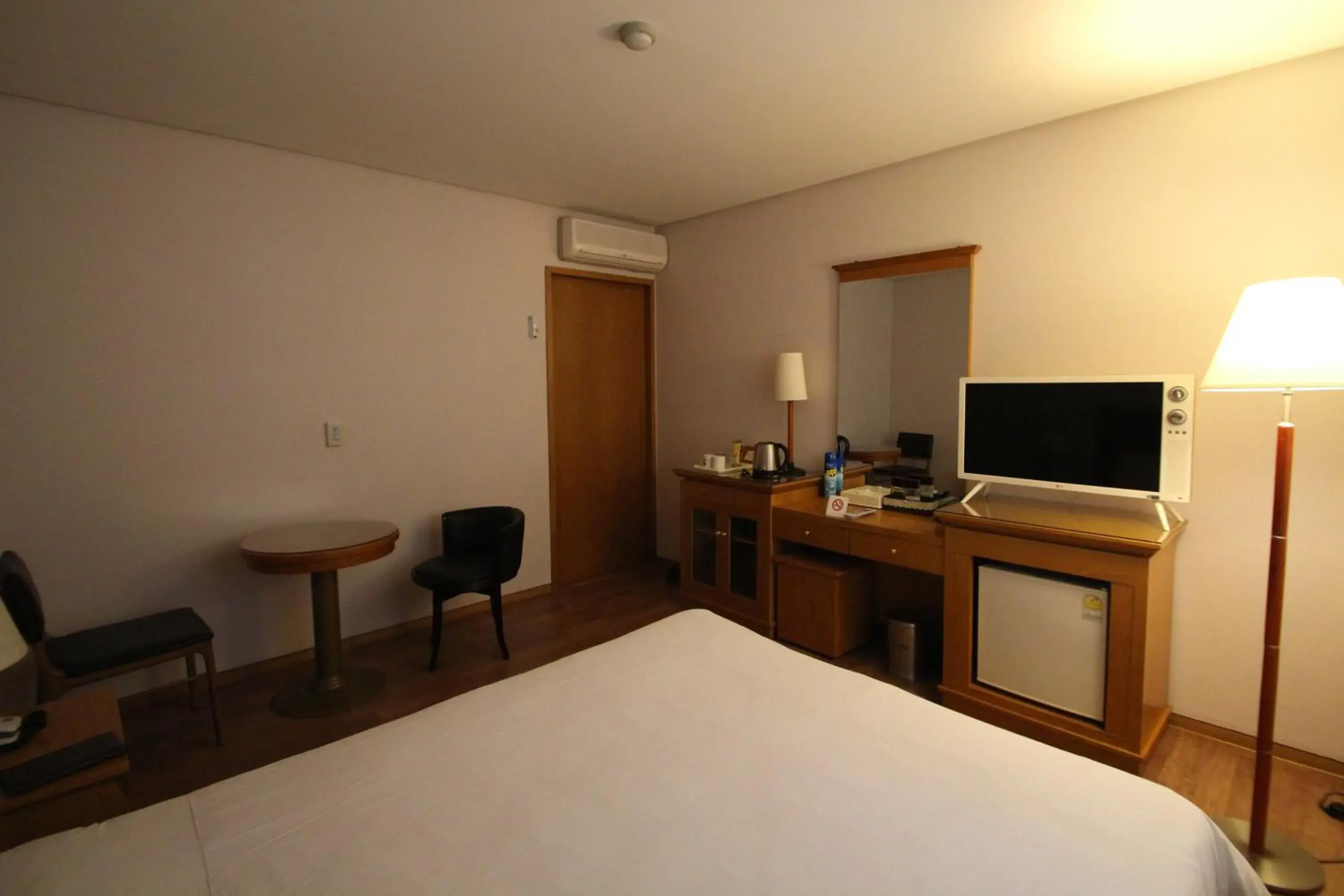 Photo of the whole room, TV/Entertainment Center in Hotel Daedong