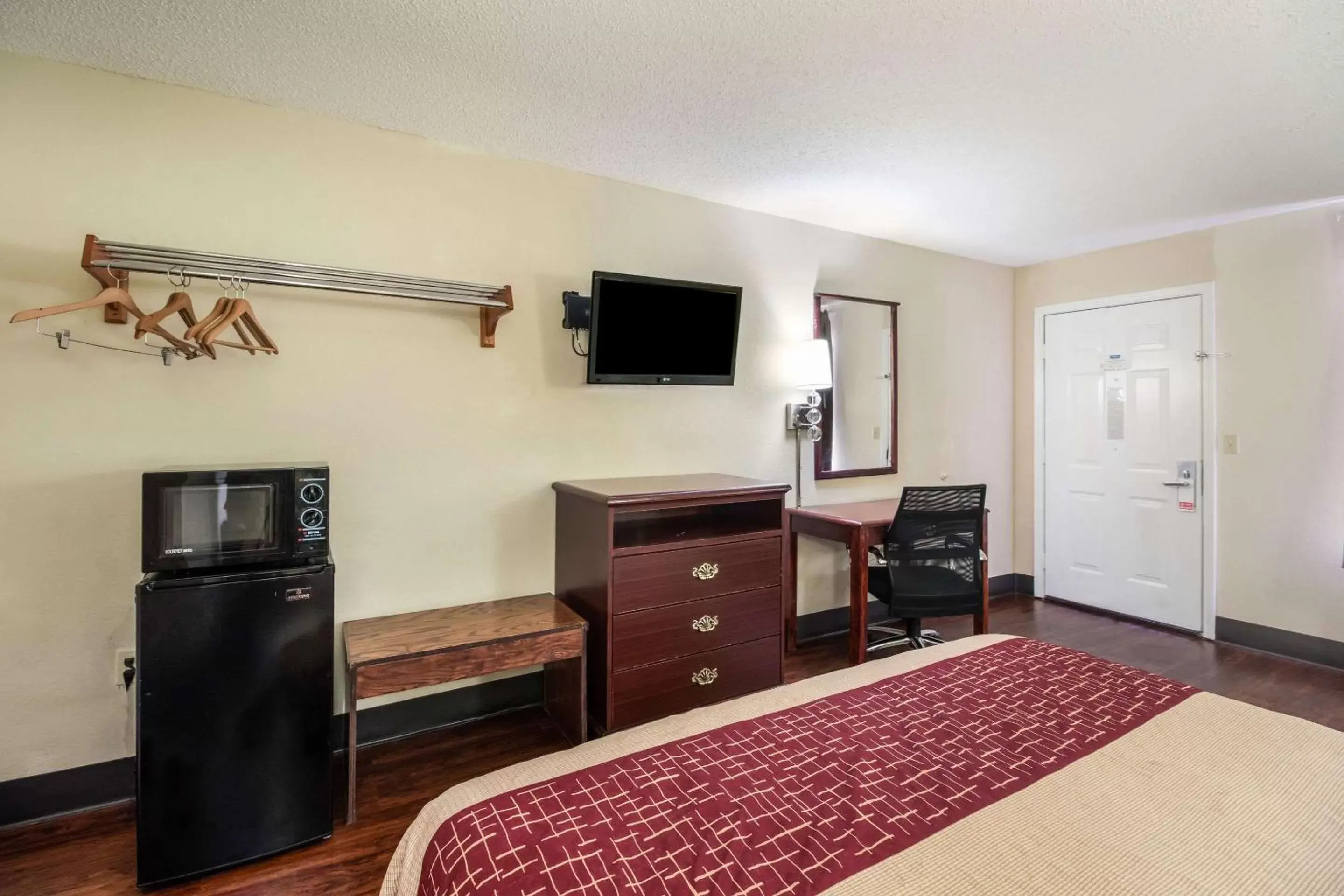 Photo of the whole room, TV/Entertainment Center in Rodeway Inn