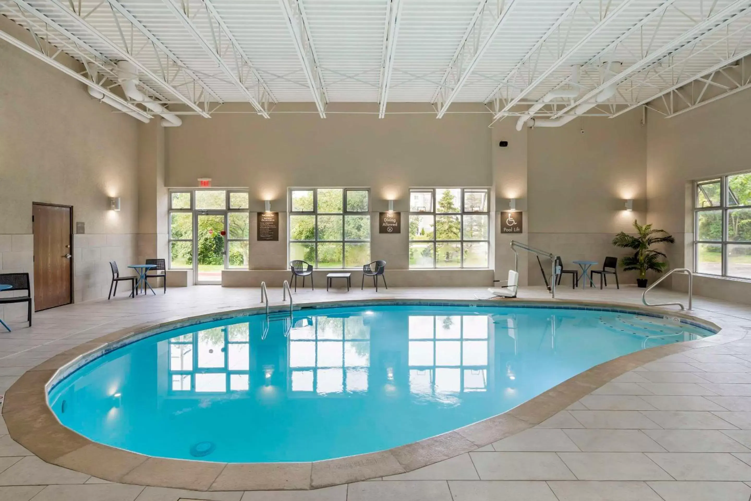 Swimming Pool in Comfort Inn North/Polaris