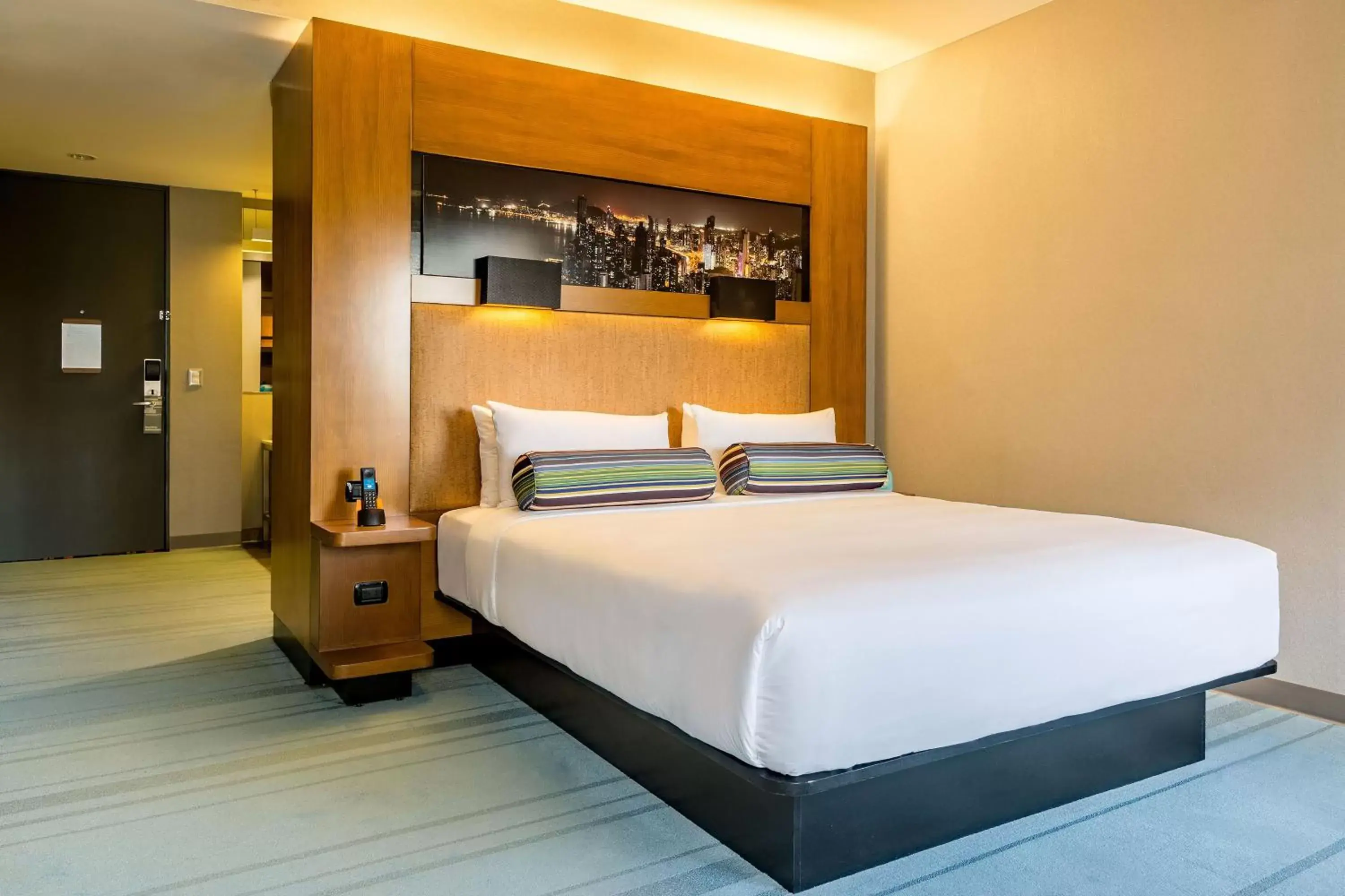 Photo of the whole room, Bed in Aloft Panama