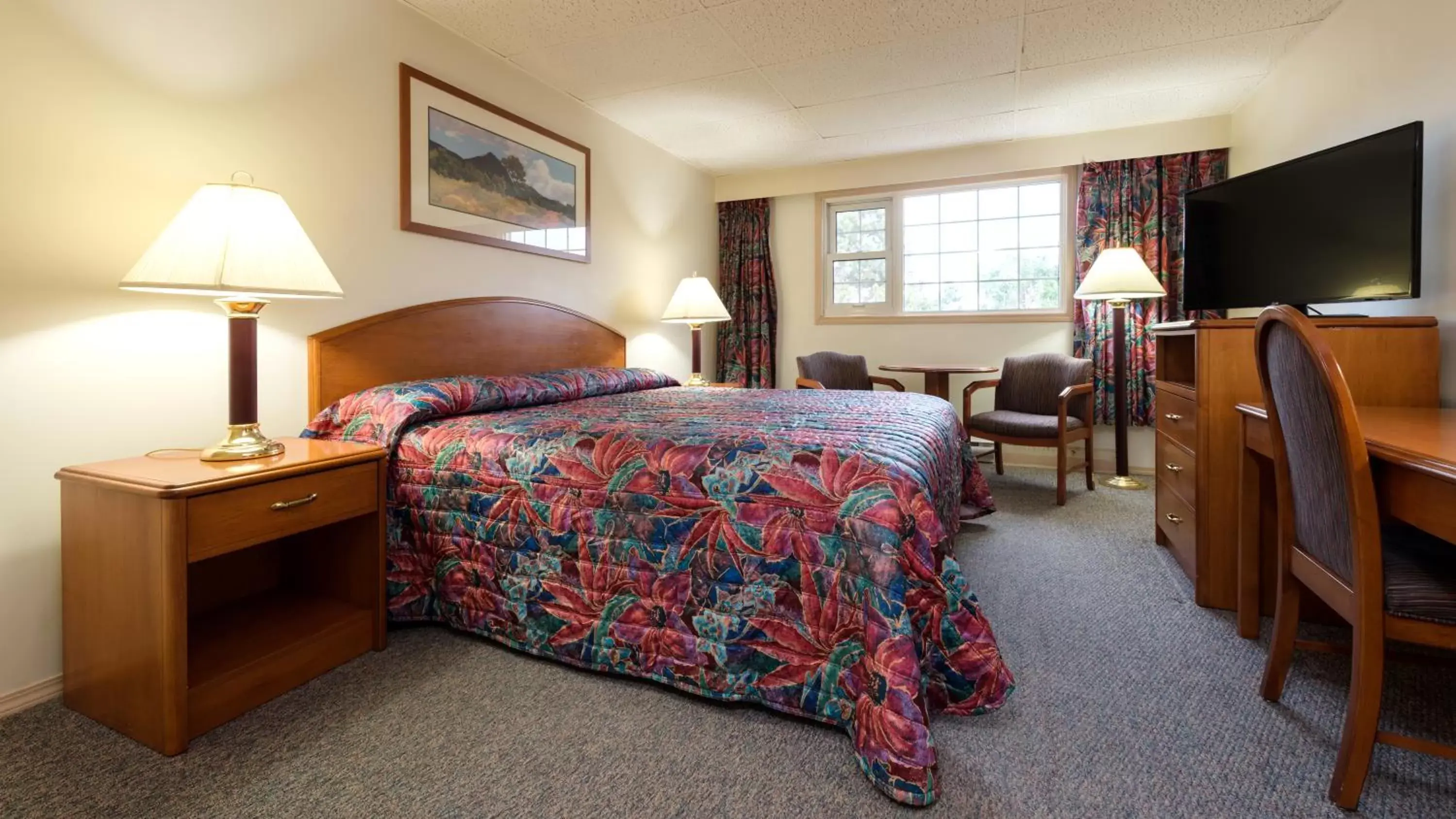 Photo of the whole room, Bed in Town and Mountain Hotel