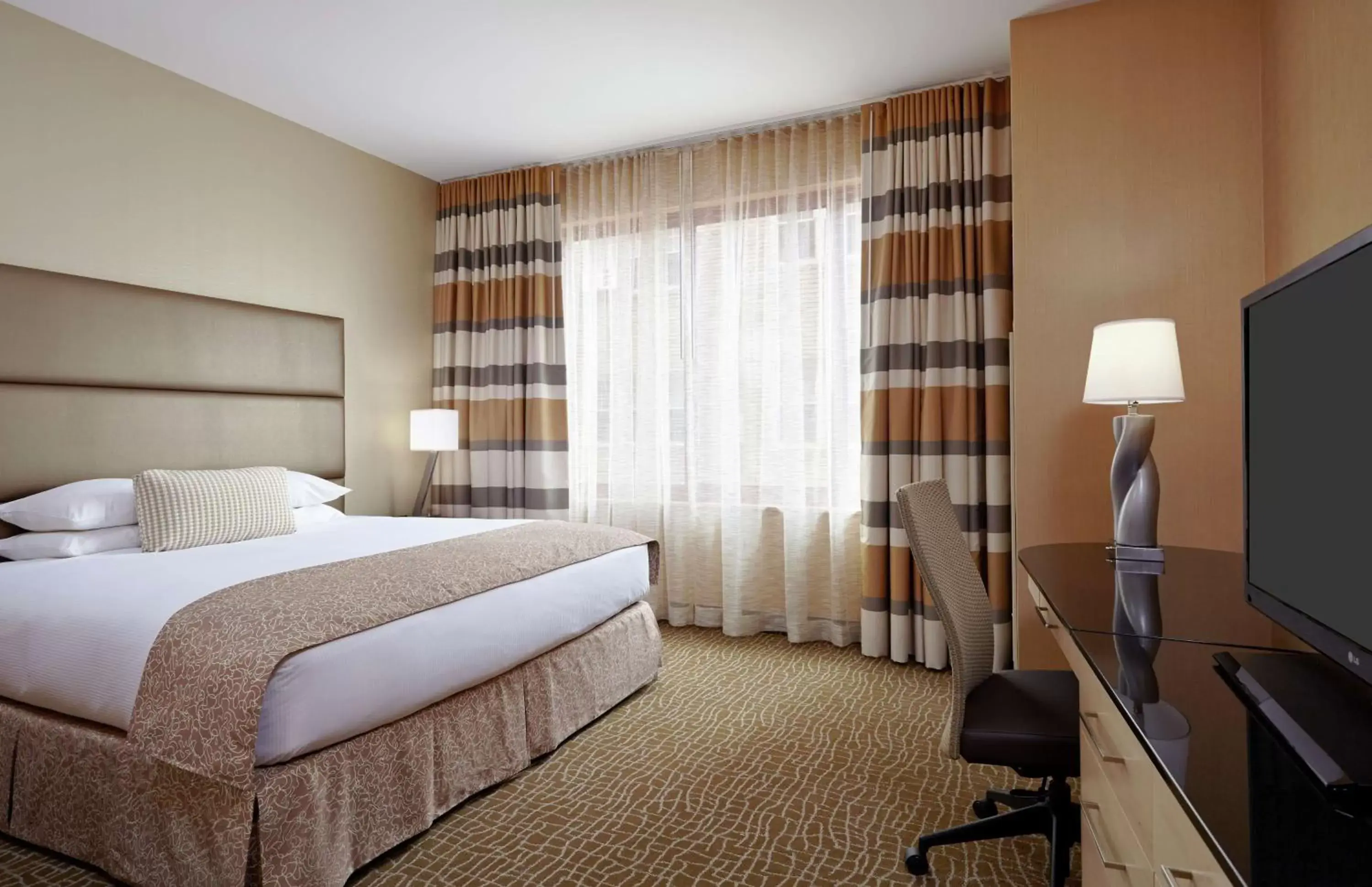 Bedroom, Bed in DoubleTree by Hilton Philadelphia Center City