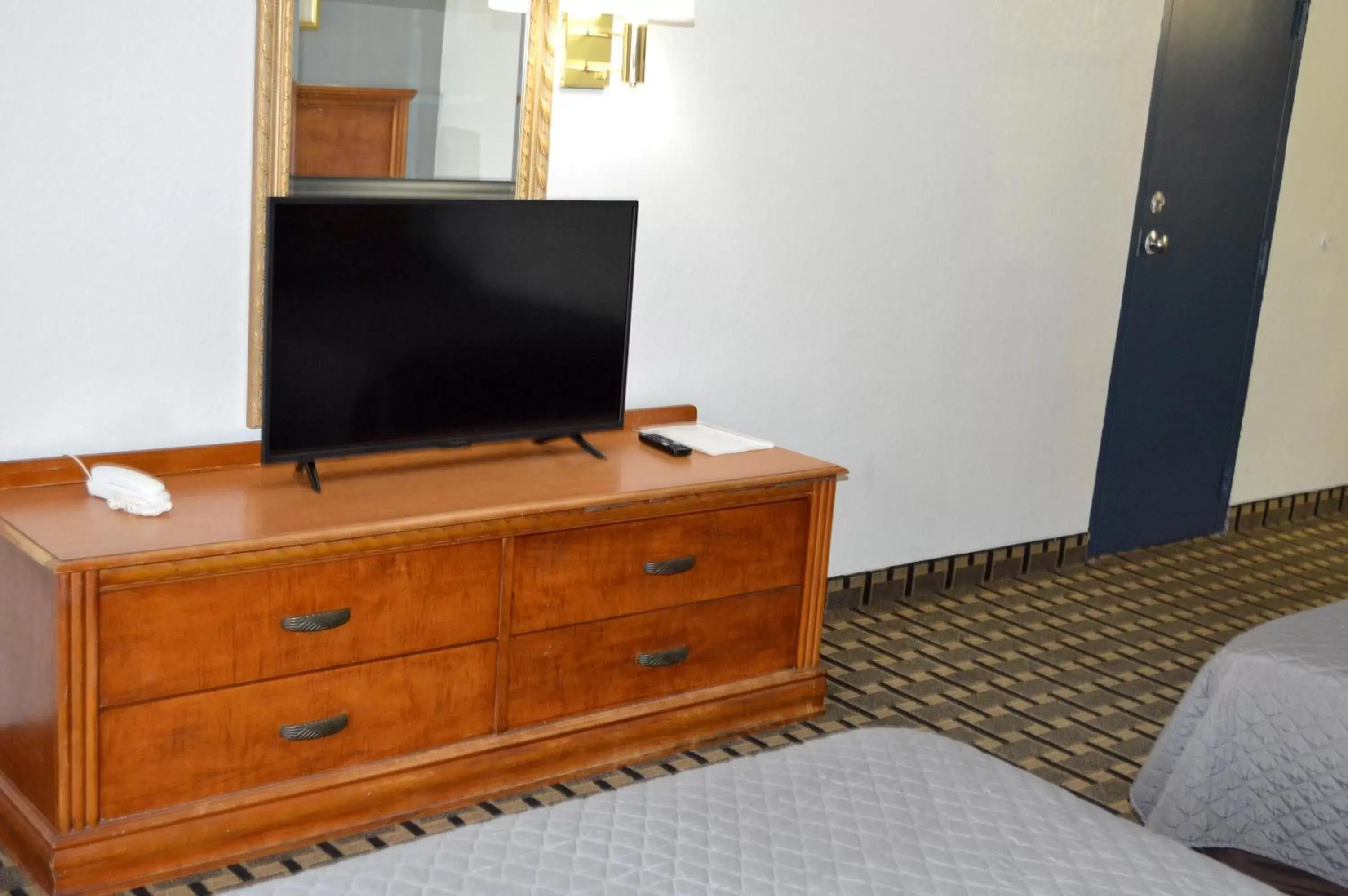 TV and multimedia, TV/Entertainment Center in Americas Best Value Inn and Suites St. Cloud