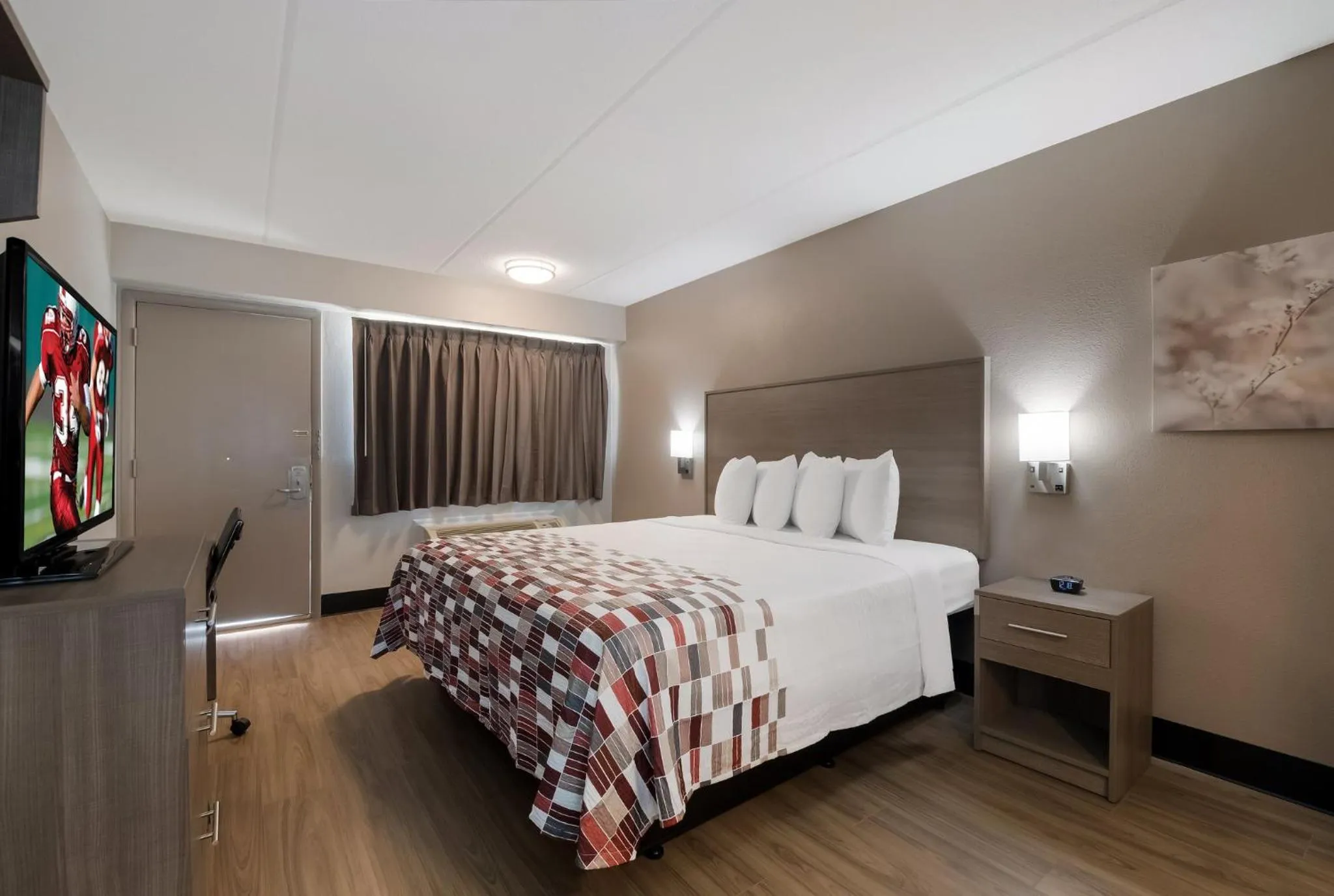 Deluxe Room with One Full Bed Disability Access Roll-In Shower Non-Smoking in Red Roof Inn Chattanooga Airport