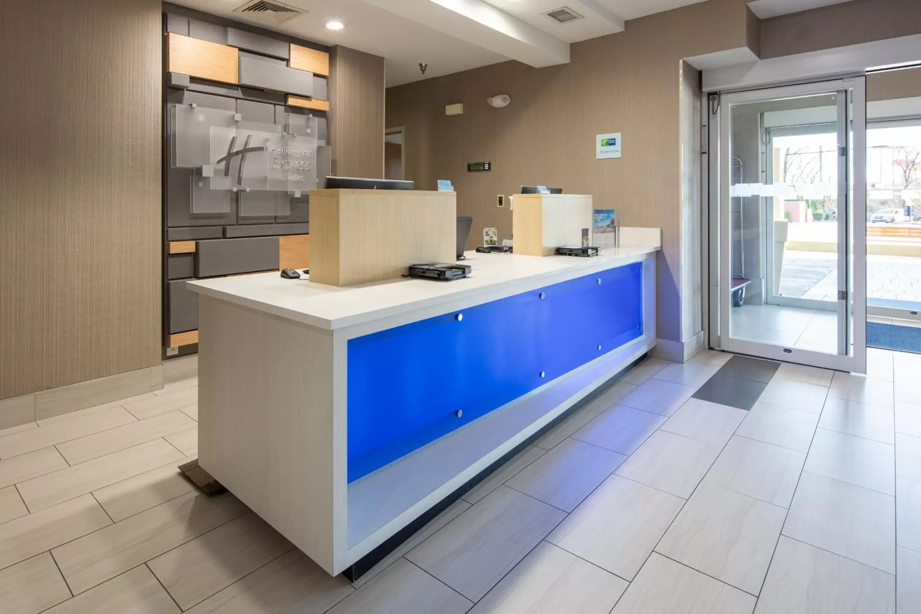 Property building, Kitchen/Kitchenette in Holiday Inn Express Hotel & Suites Chattanooga -East Ridge, an IHG Hotel