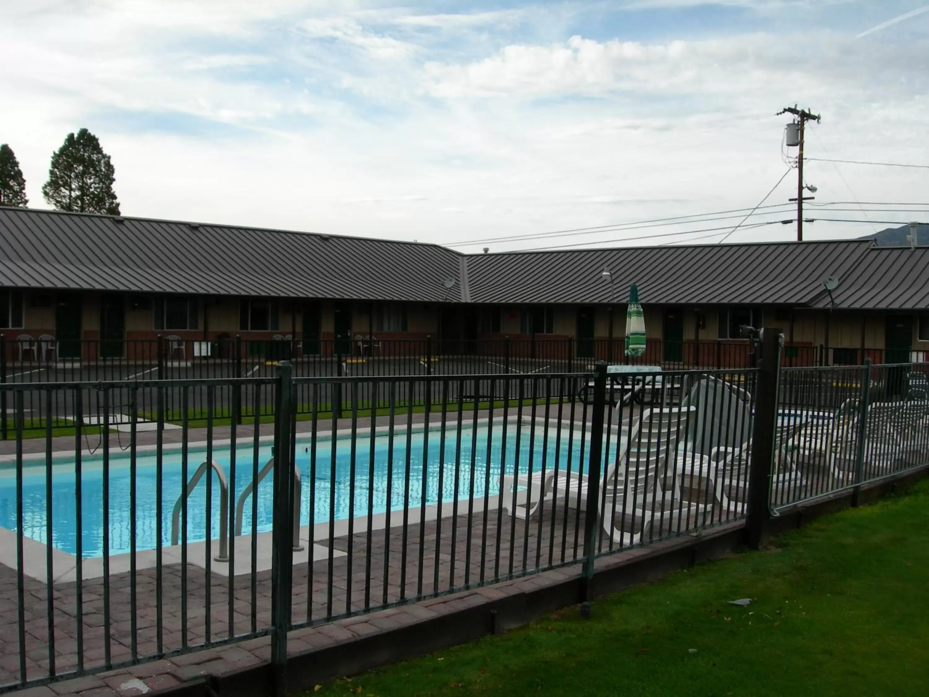 Property building, Swimming Pool in Walker River Lodge