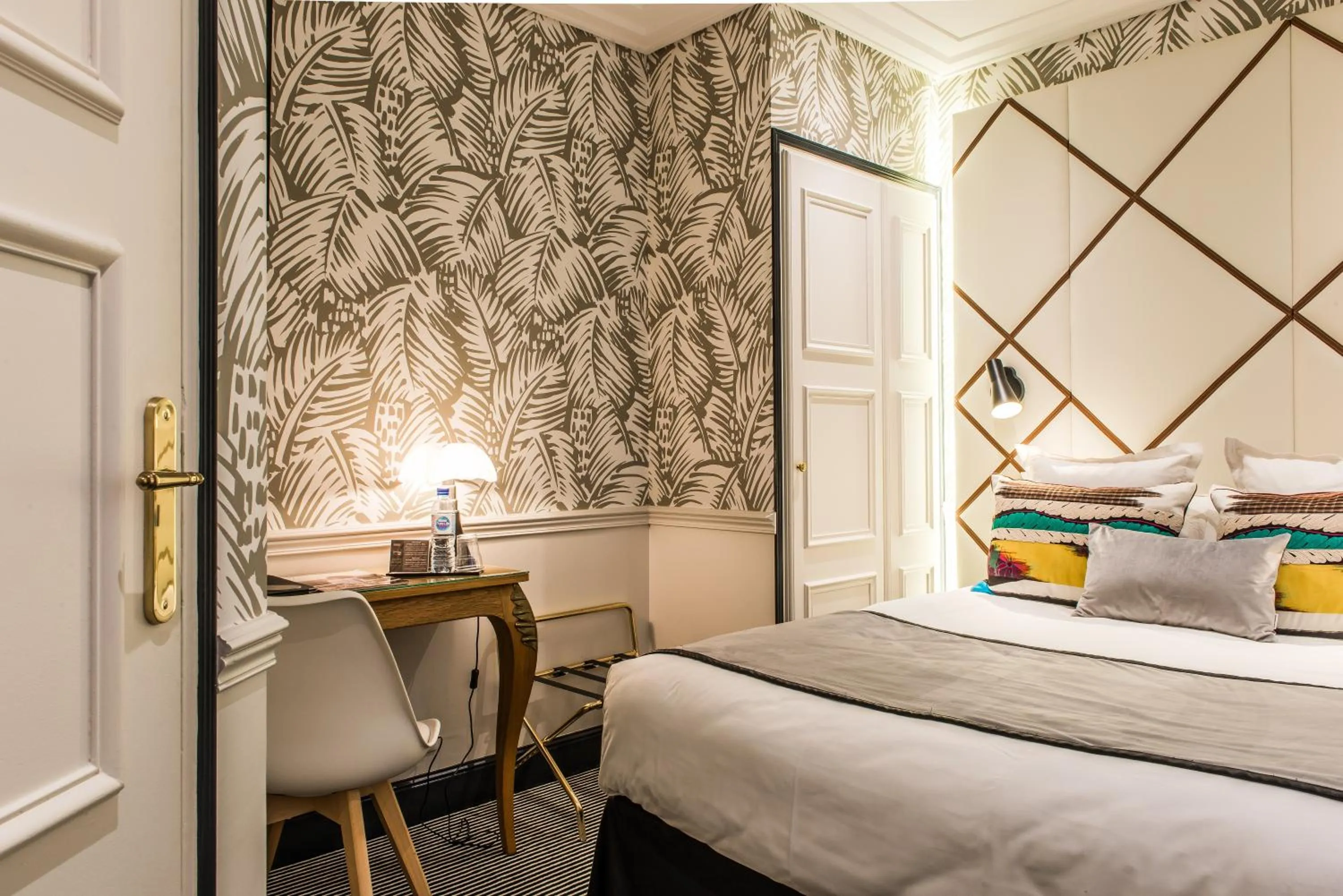 Bedroom, Bed in Hôtel Jardin Le Bréa