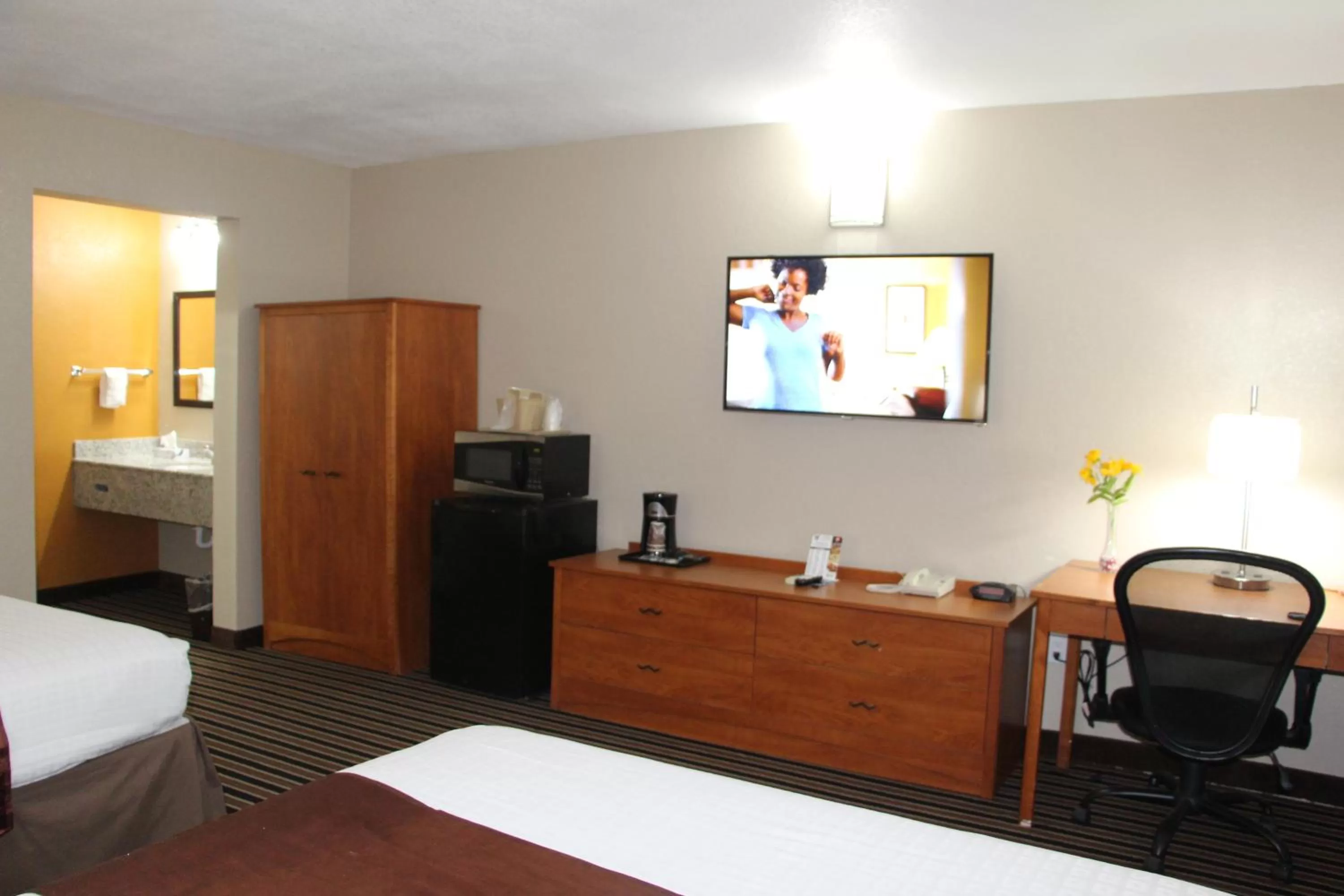 Living room, Bed in Westbridge Inn & Suites