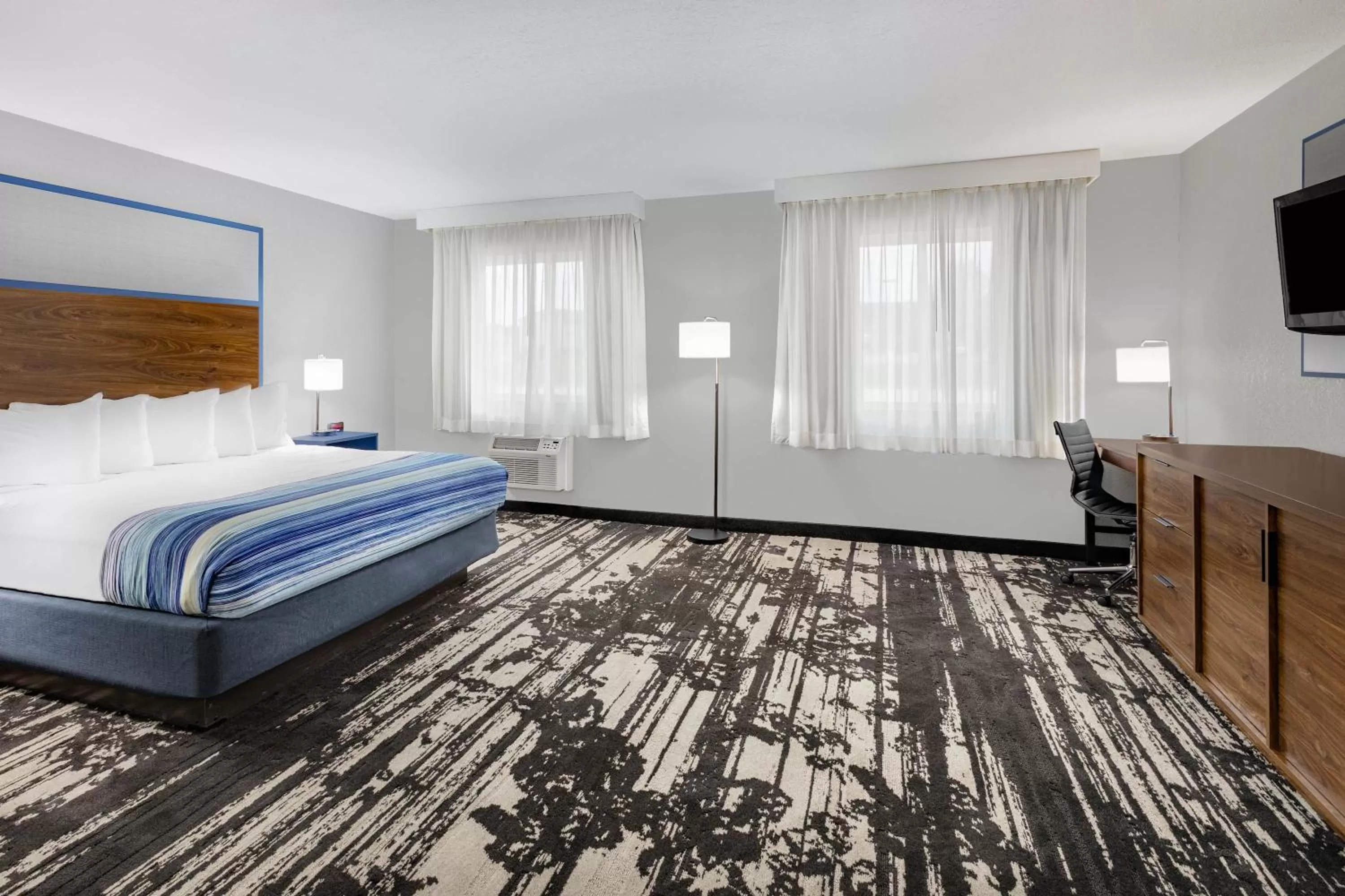 Photo of the whole room, Bed in AmericInn by Wyndham Pella