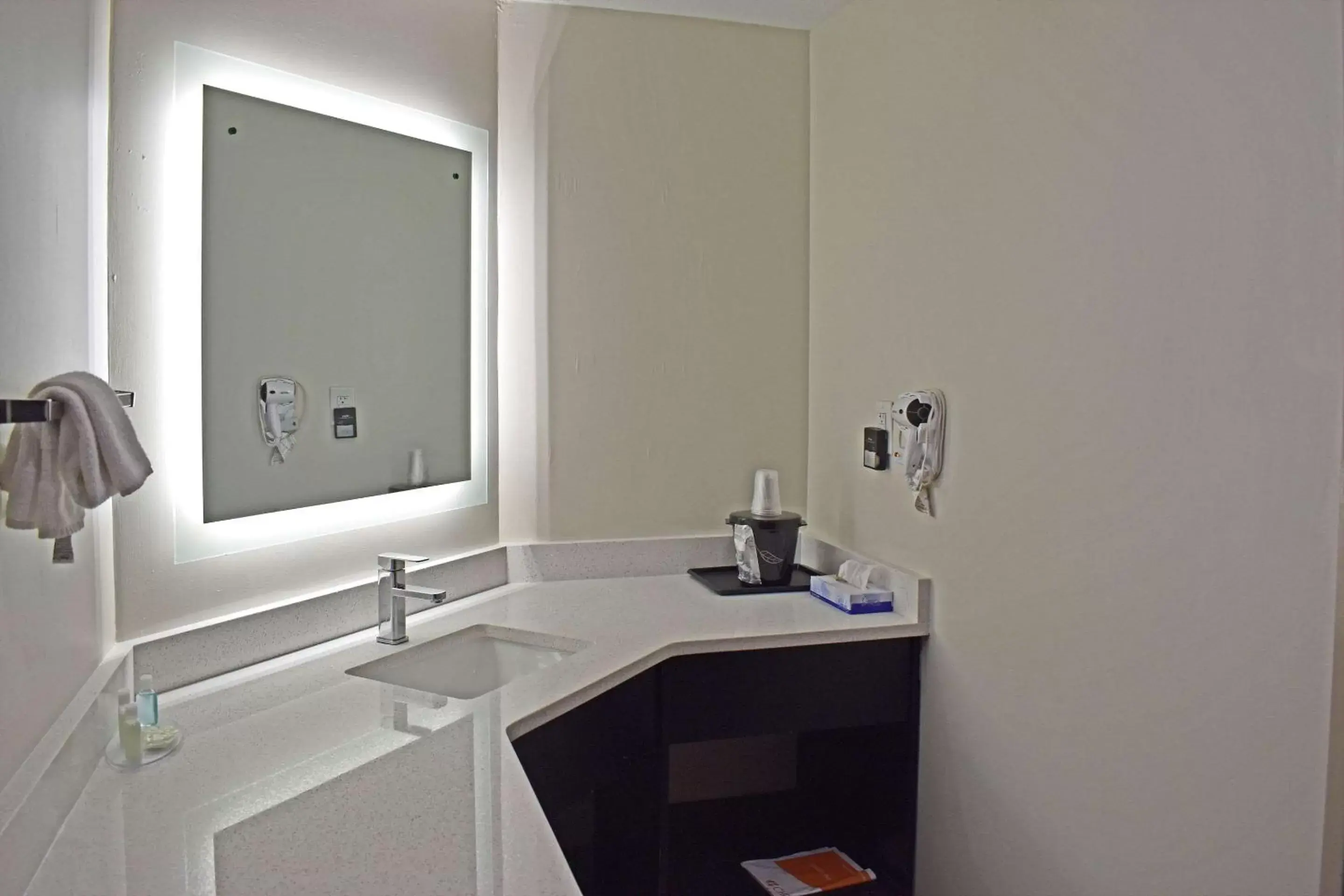 Bedroom, Bathroom in Sleep Inn & Suites West Knoxville
