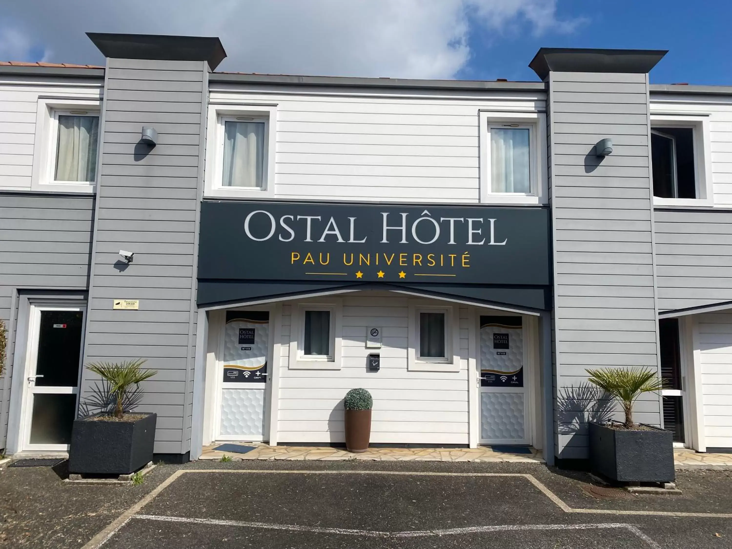 Property Building in Ostal Hotel Pau Universite