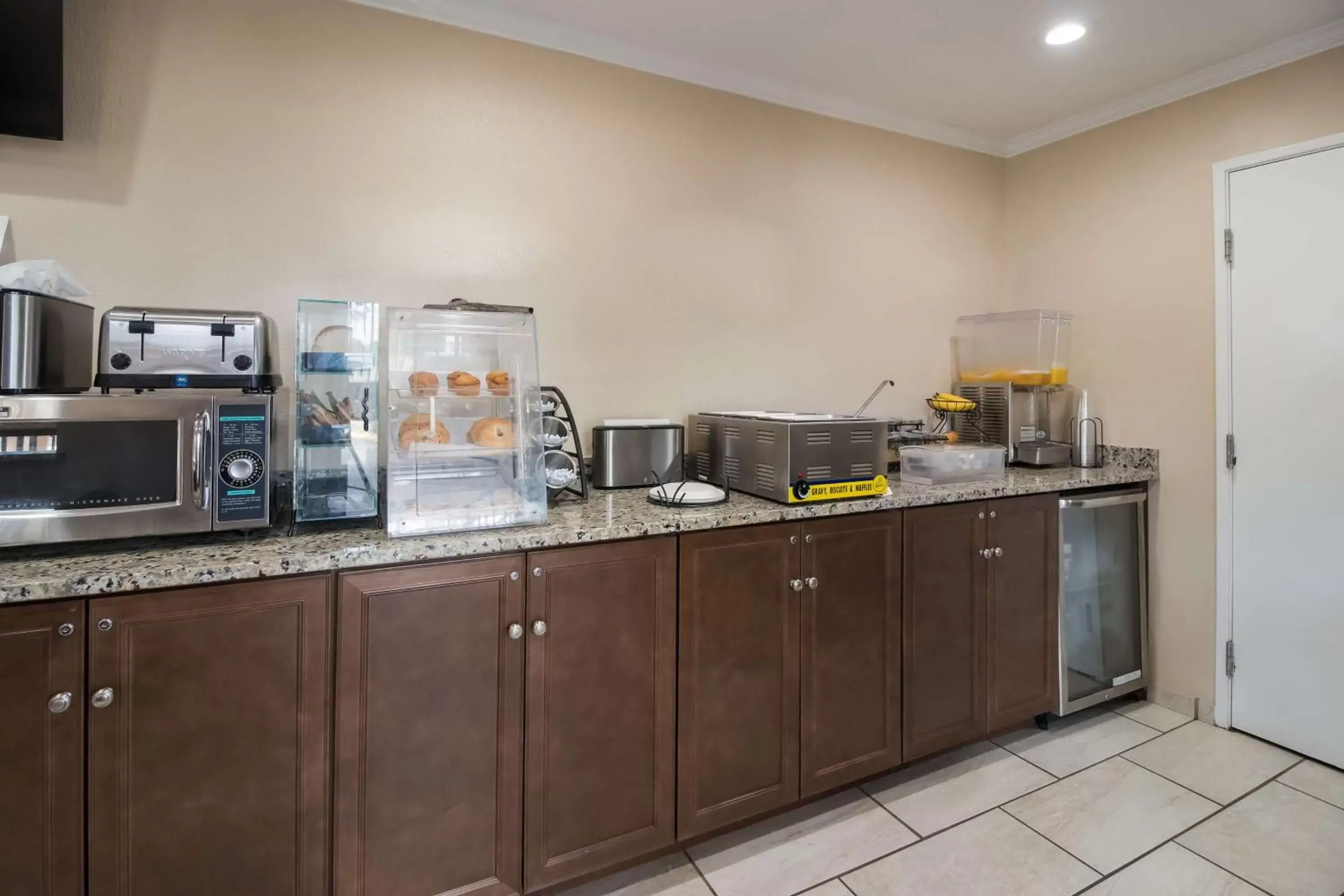 Breakfast, Kitchen/Kitchenette in Best Western - McKenzie