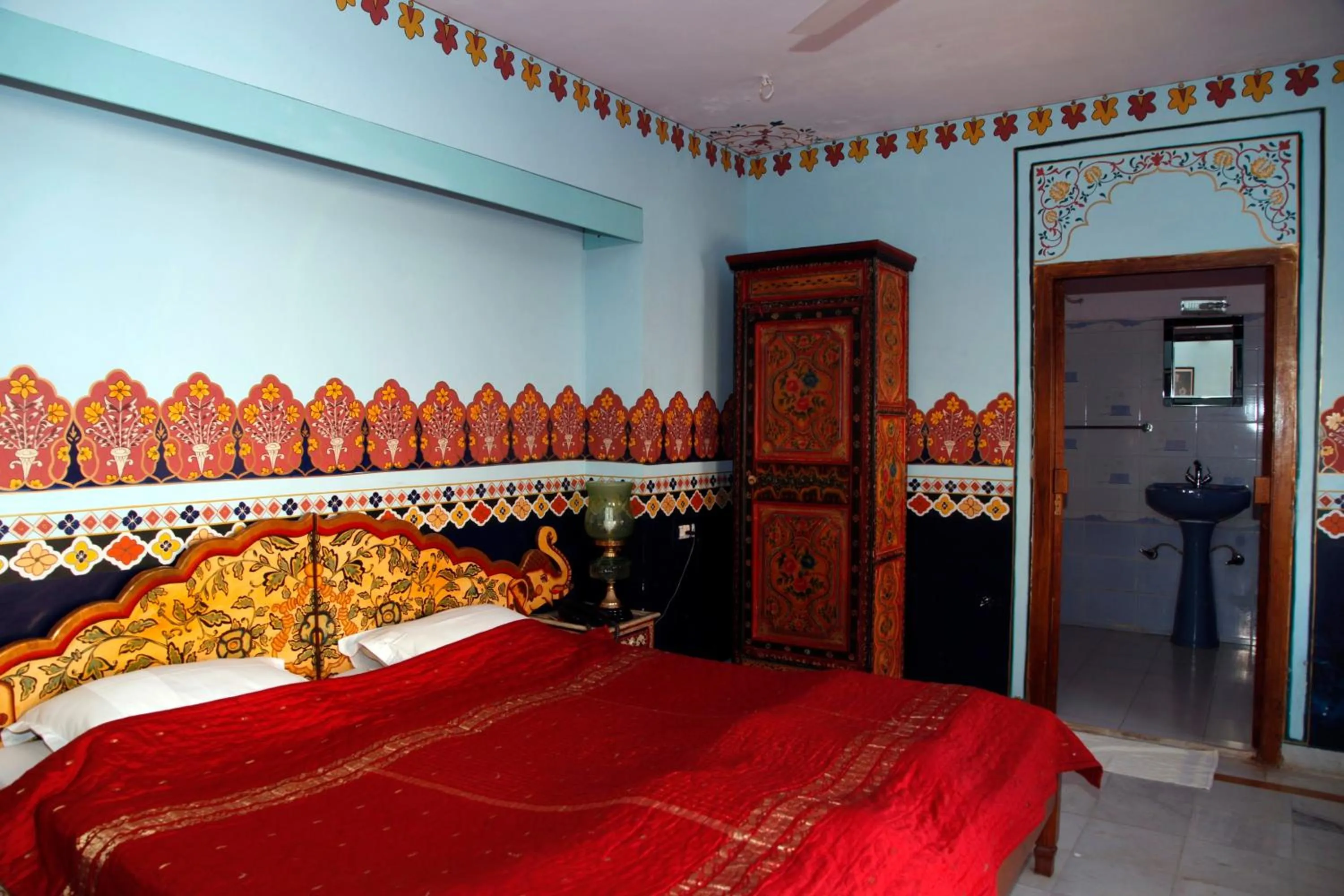 Photo of the whole room, Bed in Krishna Prakash Heritage Haveli