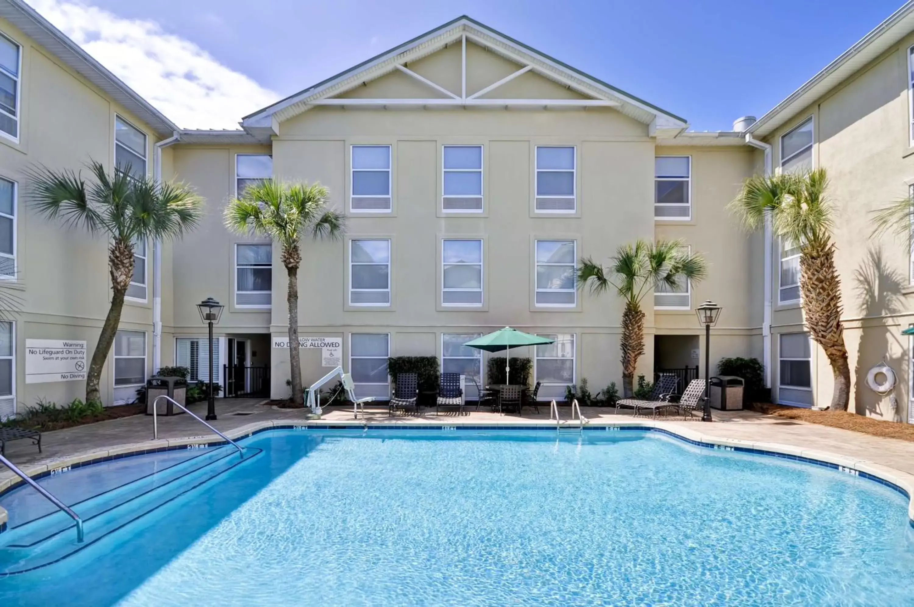 Pool view, Property Building in Hampton Inn & Suites Charleston/Mt. Pleasant-Isle Of Palms
