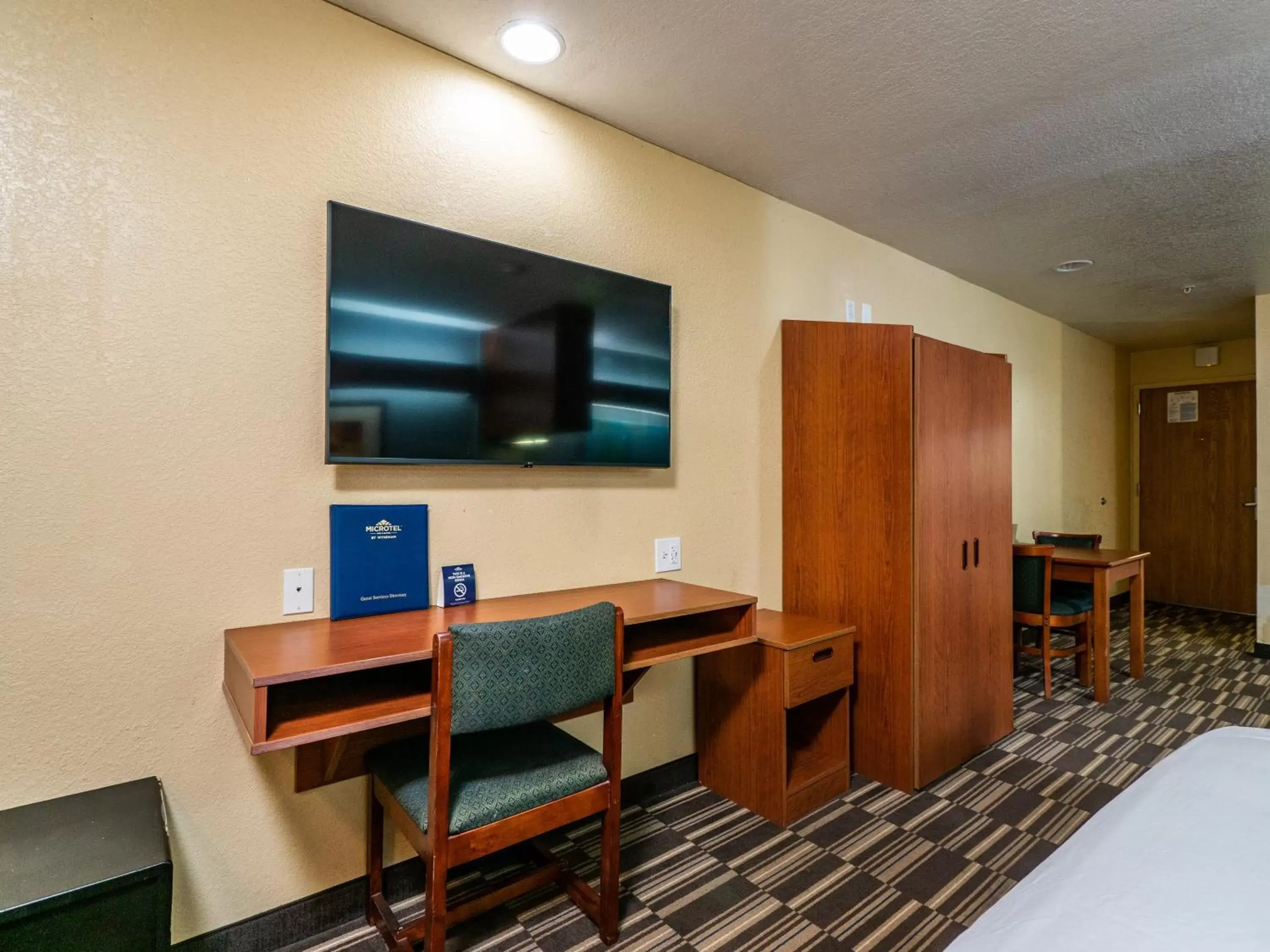 TV and multimedia, TV/Entertainment Center in Microtel Inn and Suites Ocala