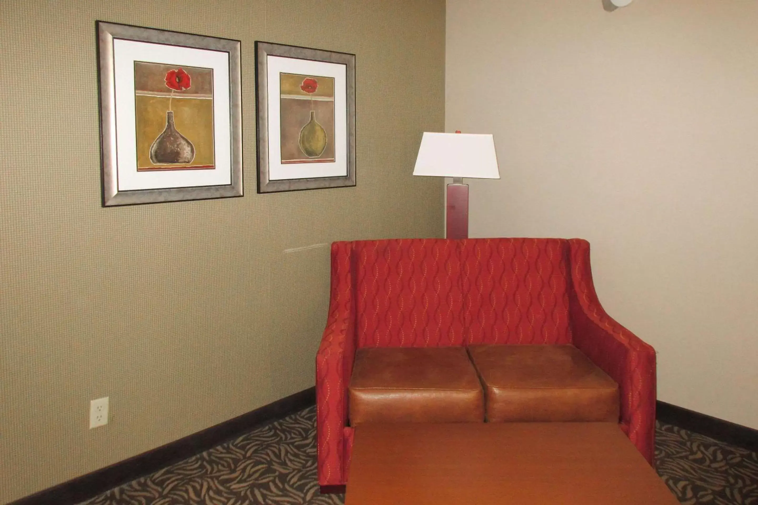 Photo of the whole room, Seating Area in Clarion Inn & Suites - University Area
