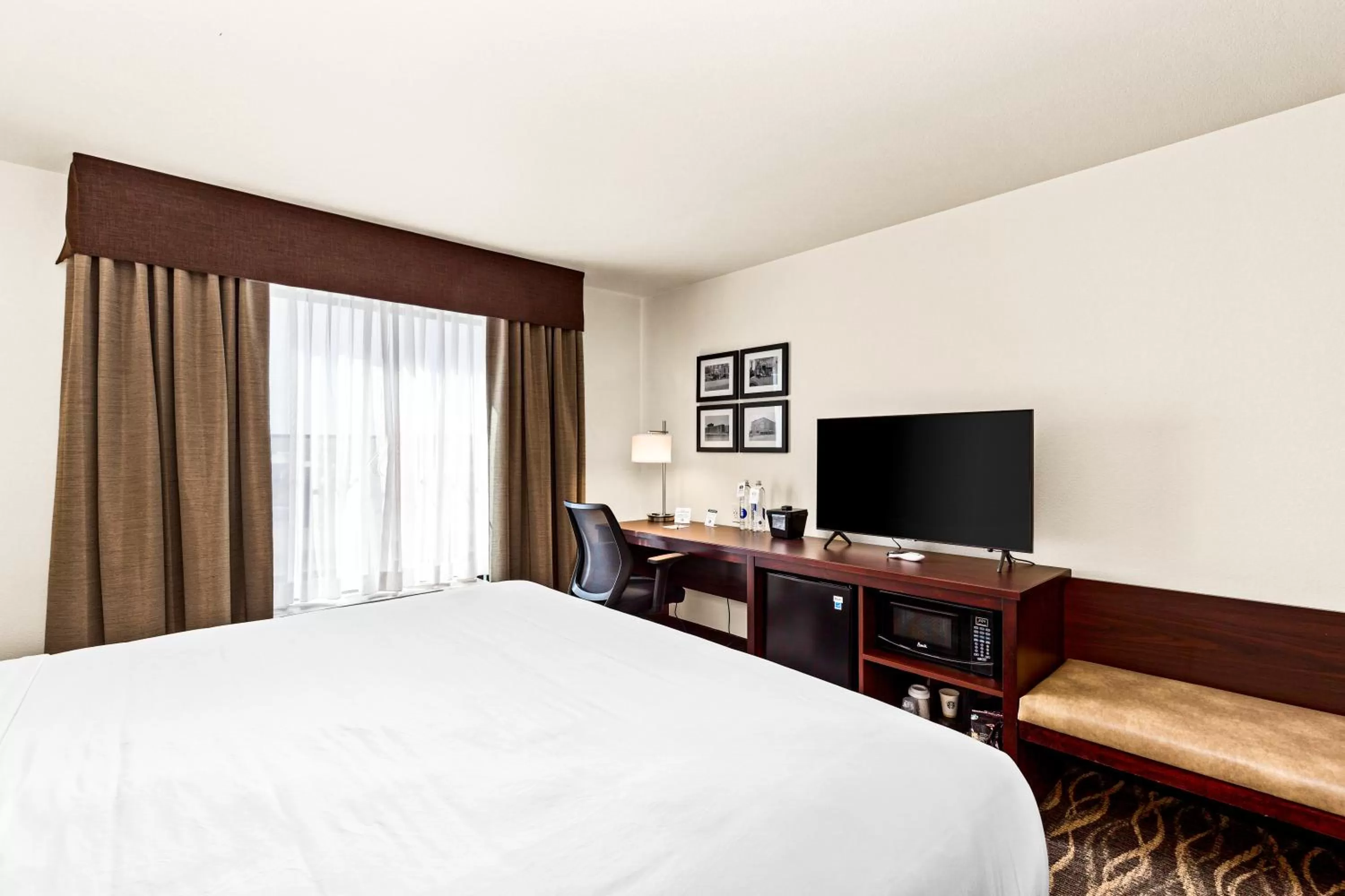TV and multimedia, Bed in Cobblestone Hotel & Suites - Superior Duluth