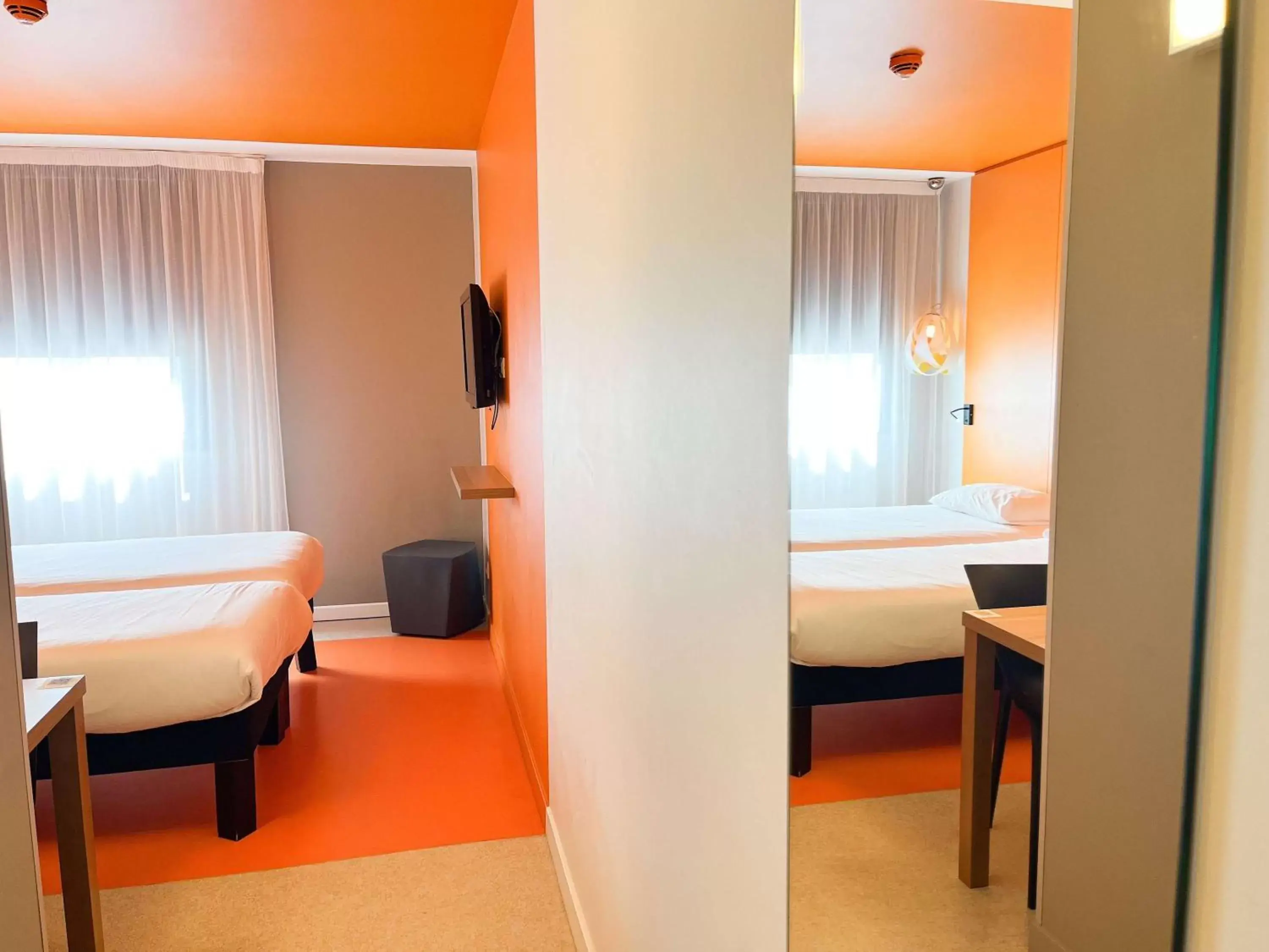 Bedroom, Bed in ibis Styles Nimes Gare Centre