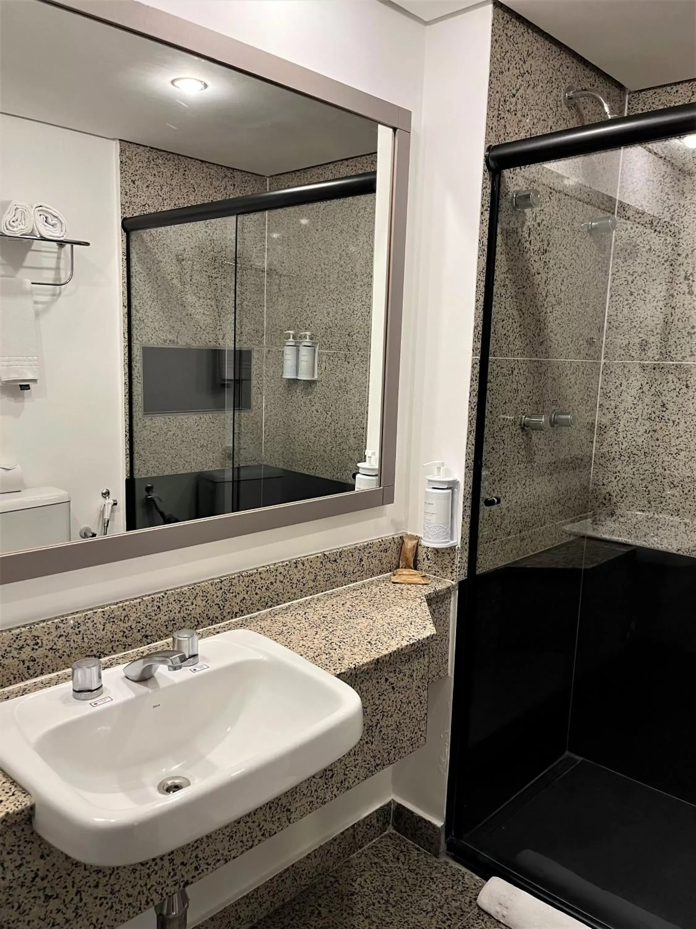 Shower, Bathroom in Quality Paulista (São Paulo, Jardins)