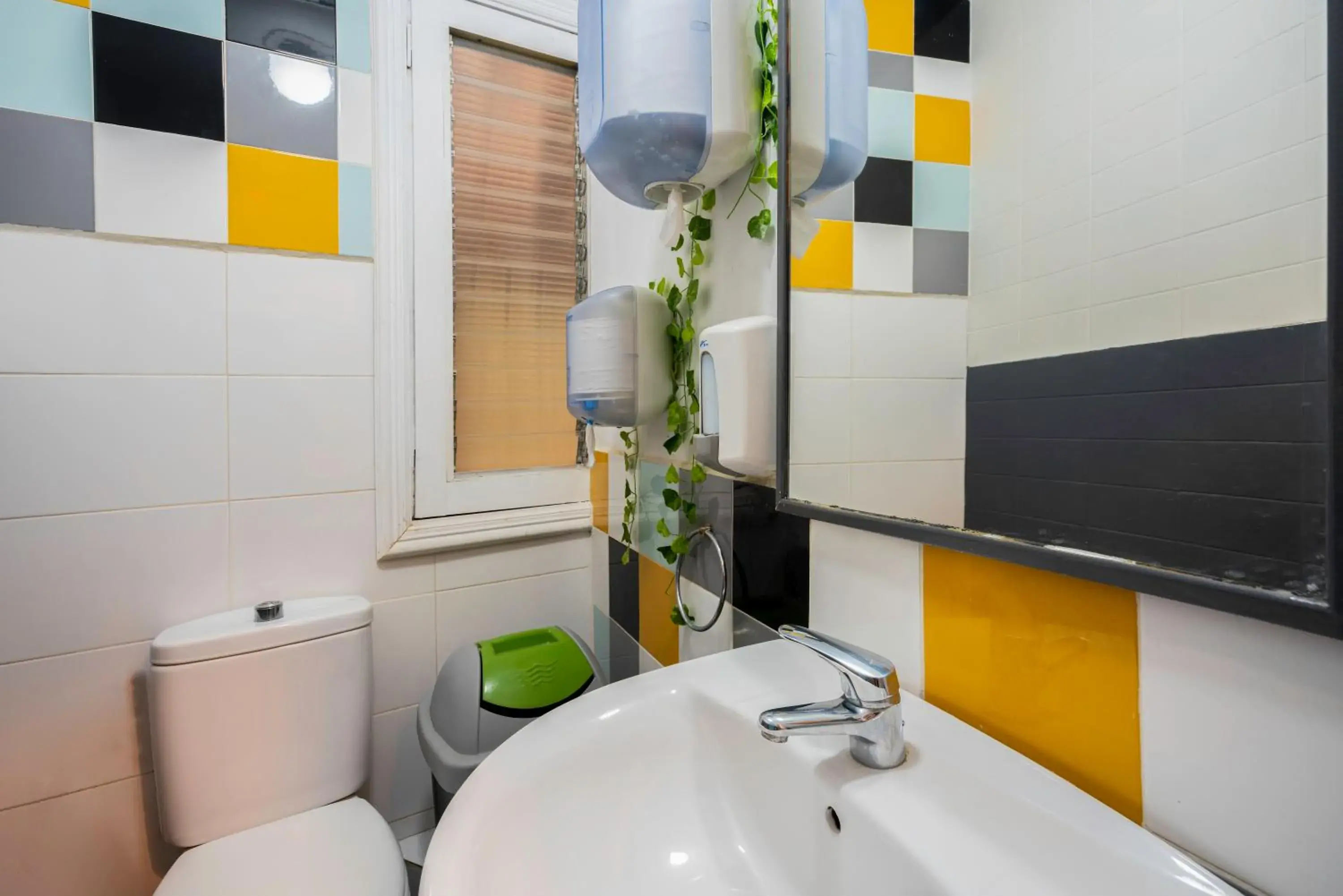 Toilet, Bathroom in Casa Barcelo Hostel Barcelona