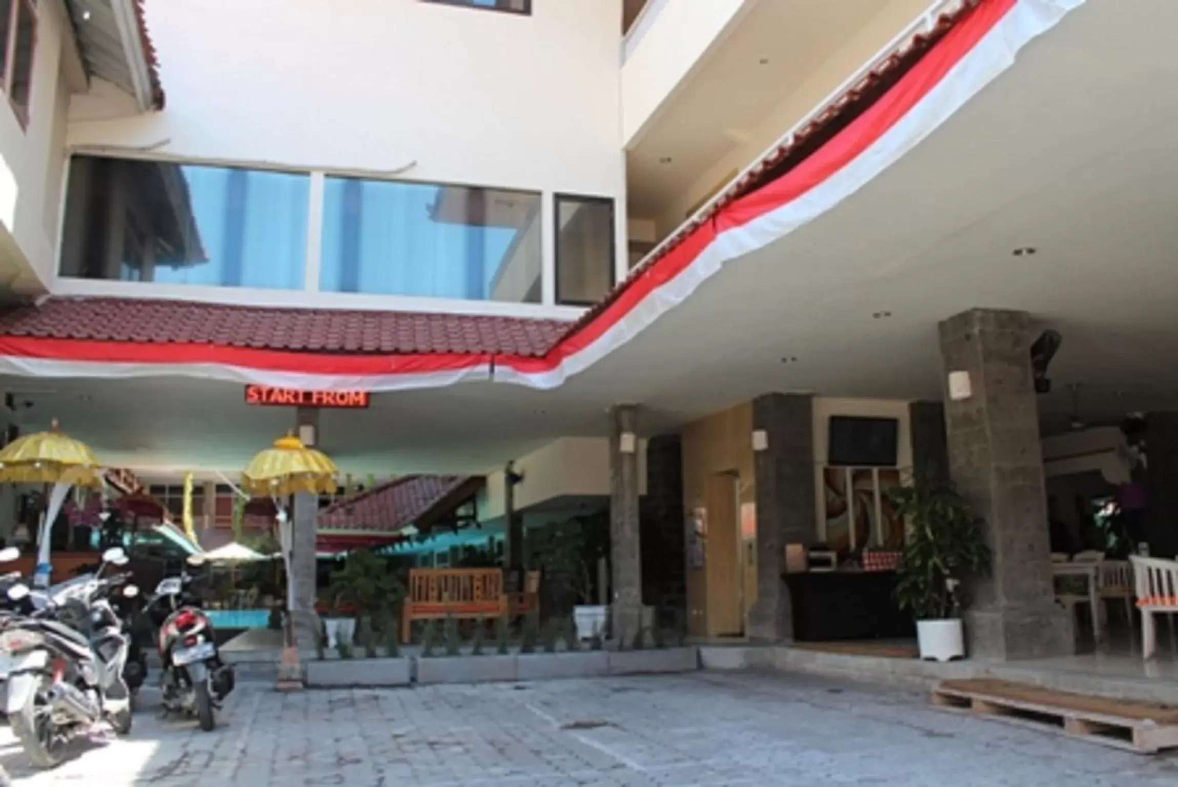 Facade/entrance in Hotel Karthi Kuta Facade/entrance in Hotel Karthi Kuta