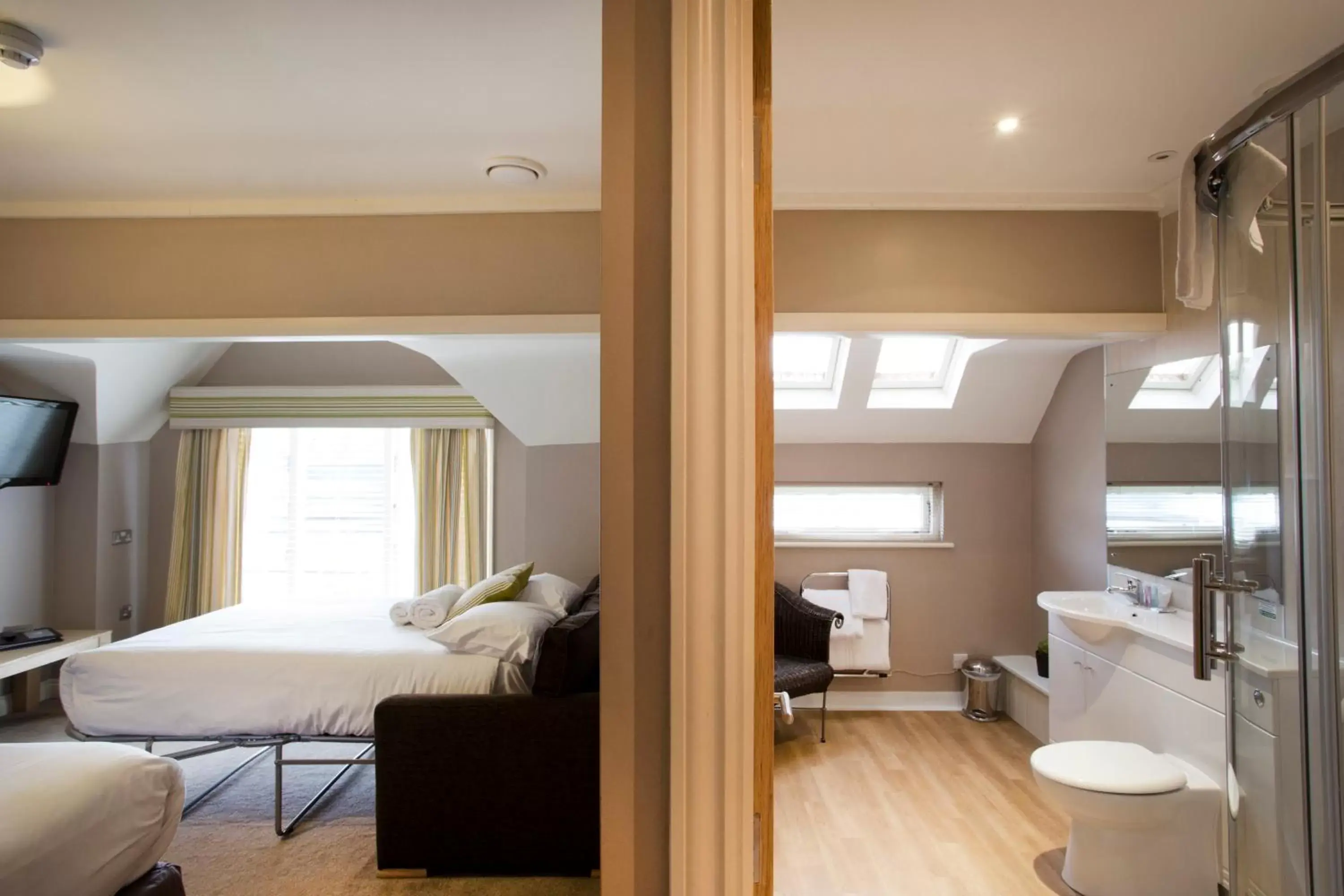 Bathroom, Bed in Breckland Lodge