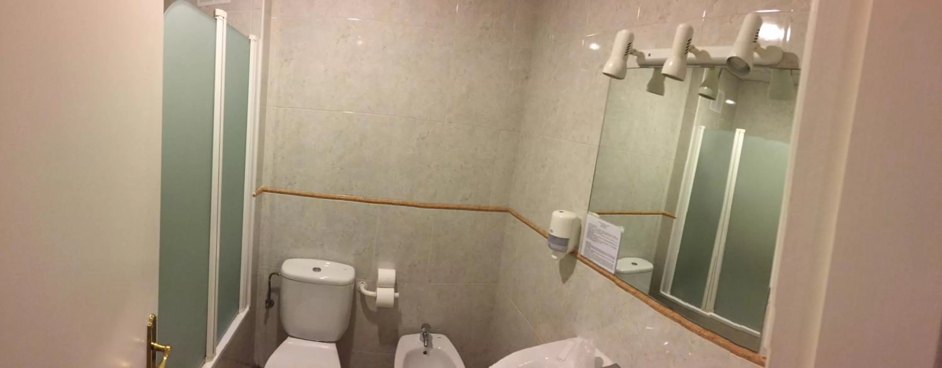 Bathroom in Hotel Barajas Plaza