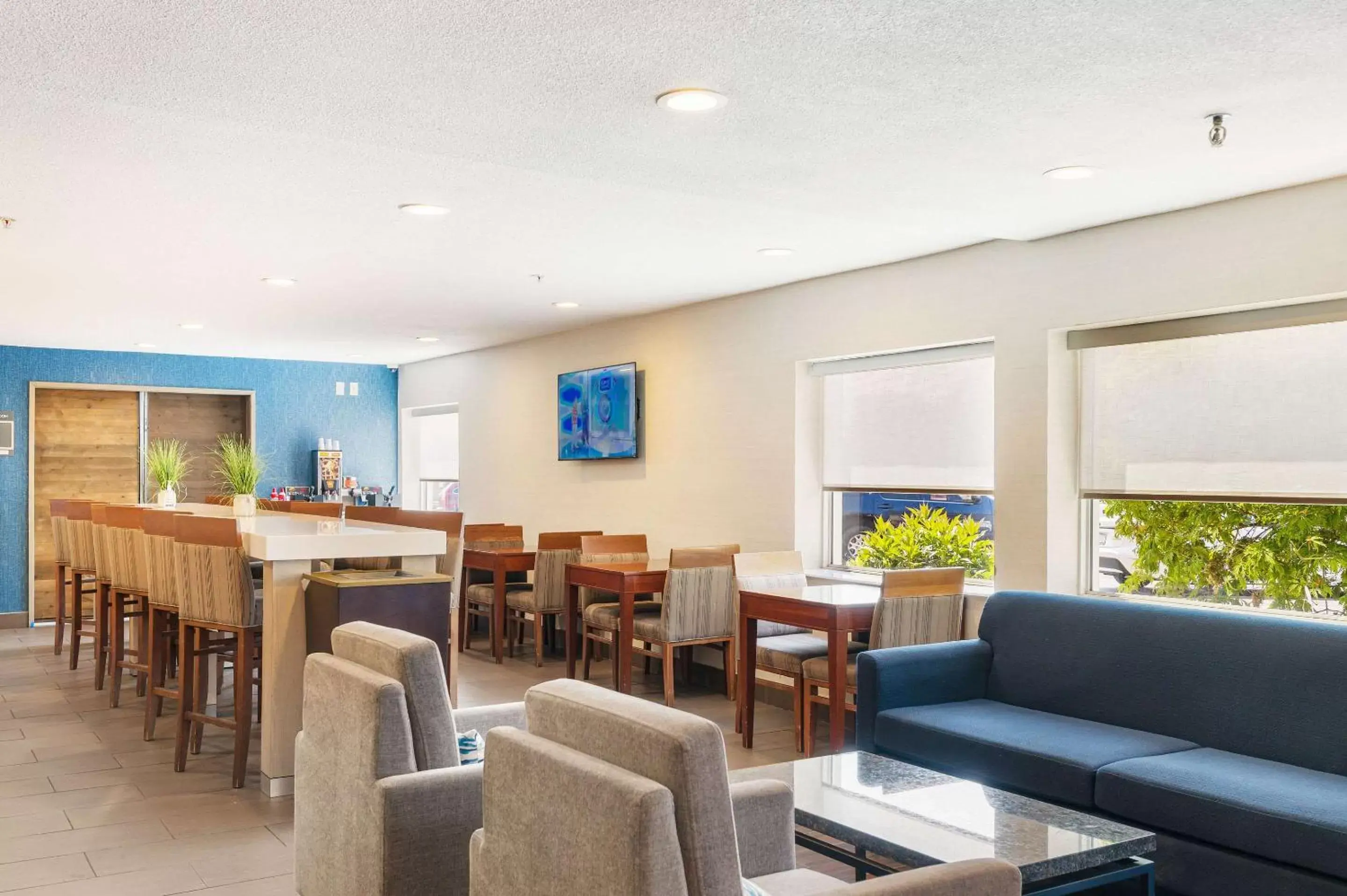 Lobby or reception, Restaurant/Places to Eat in Comfort Inn Mayfield Heights Cleveland East