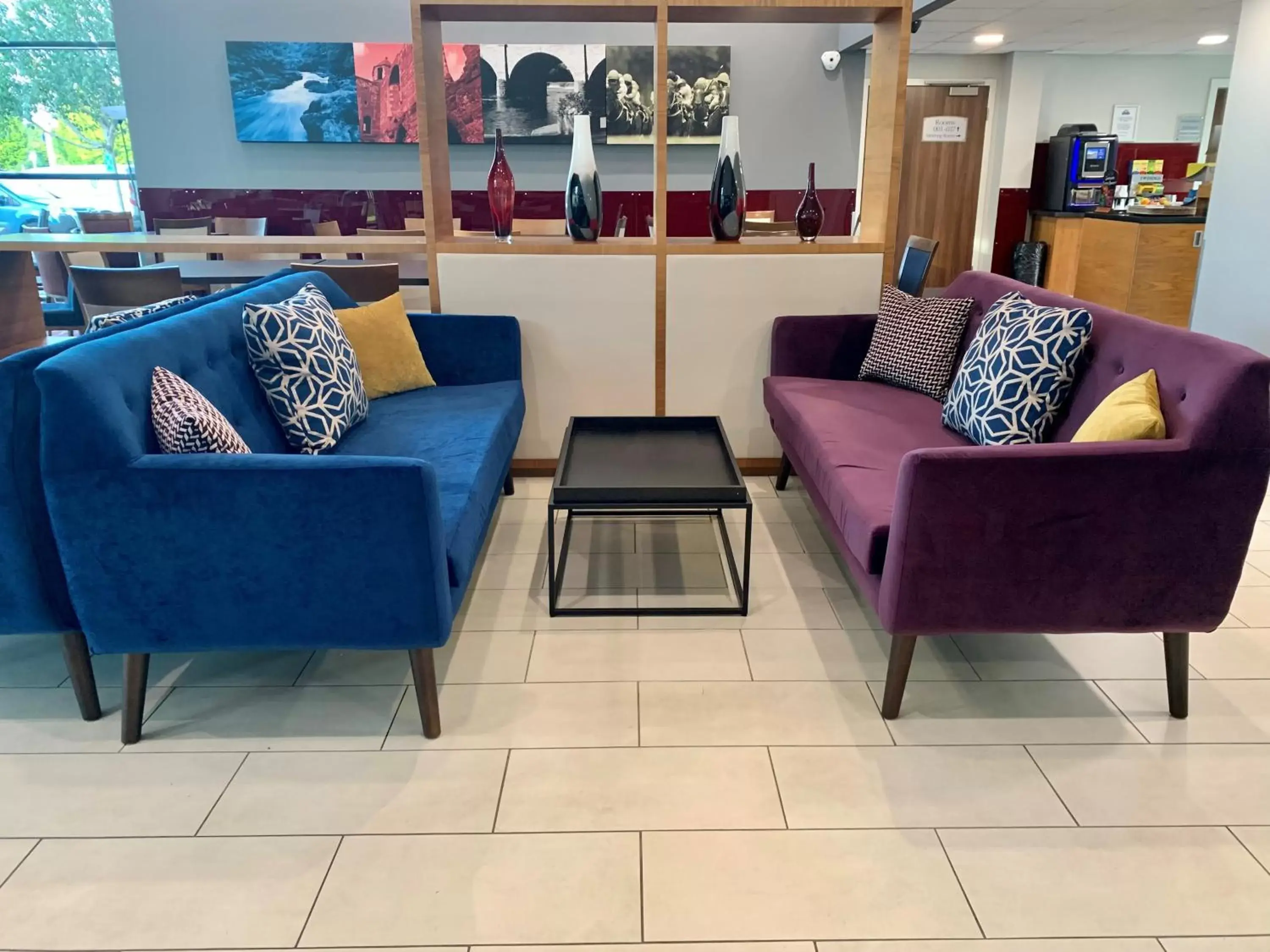 Lounge or bar, Seating Area in Days Inn Wetherby
