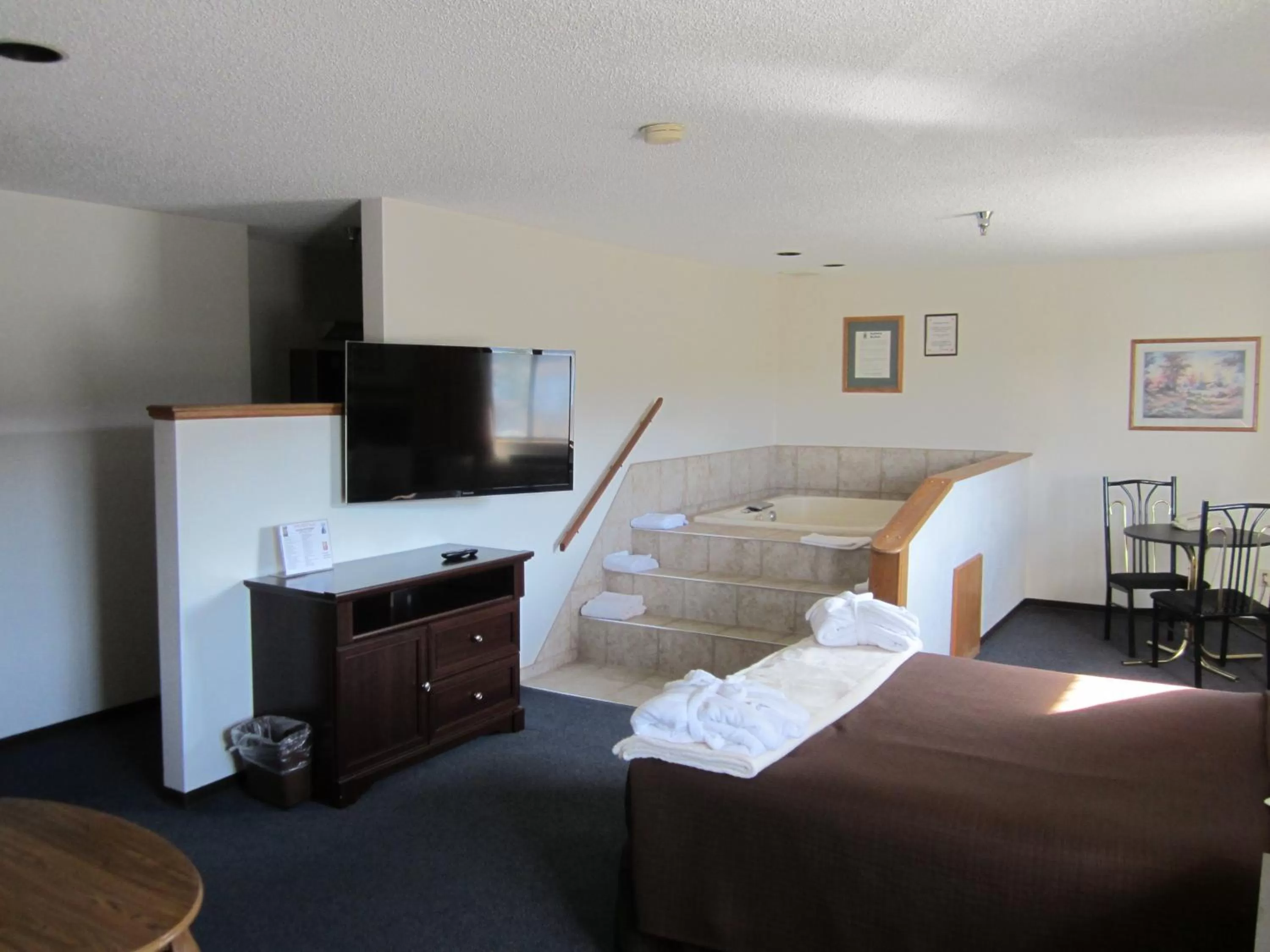 Bedroom, Bed in Super 8 by Wyndham Williams Lake BC