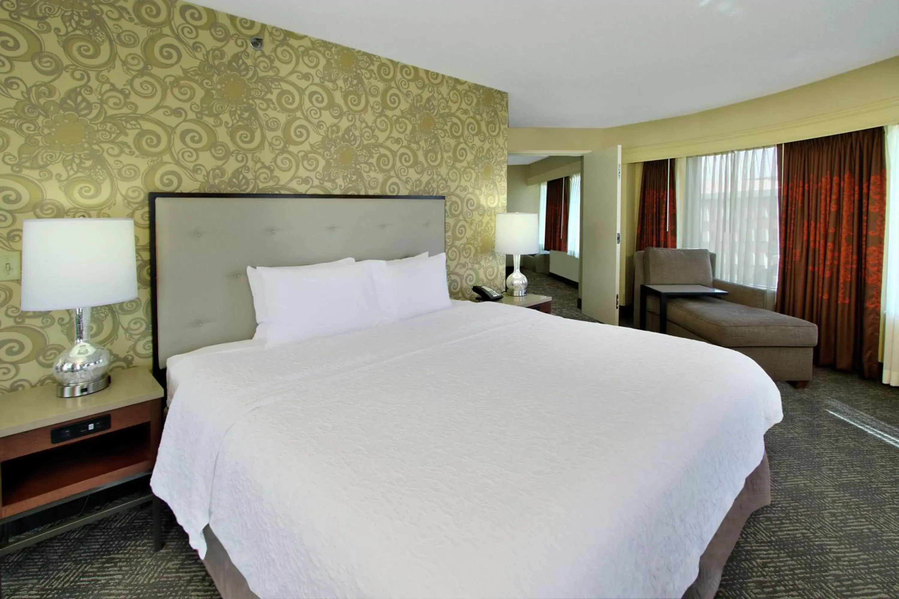 Living room, Bed in Hampton Inn & Suites Columbus-Downtown, Ohio