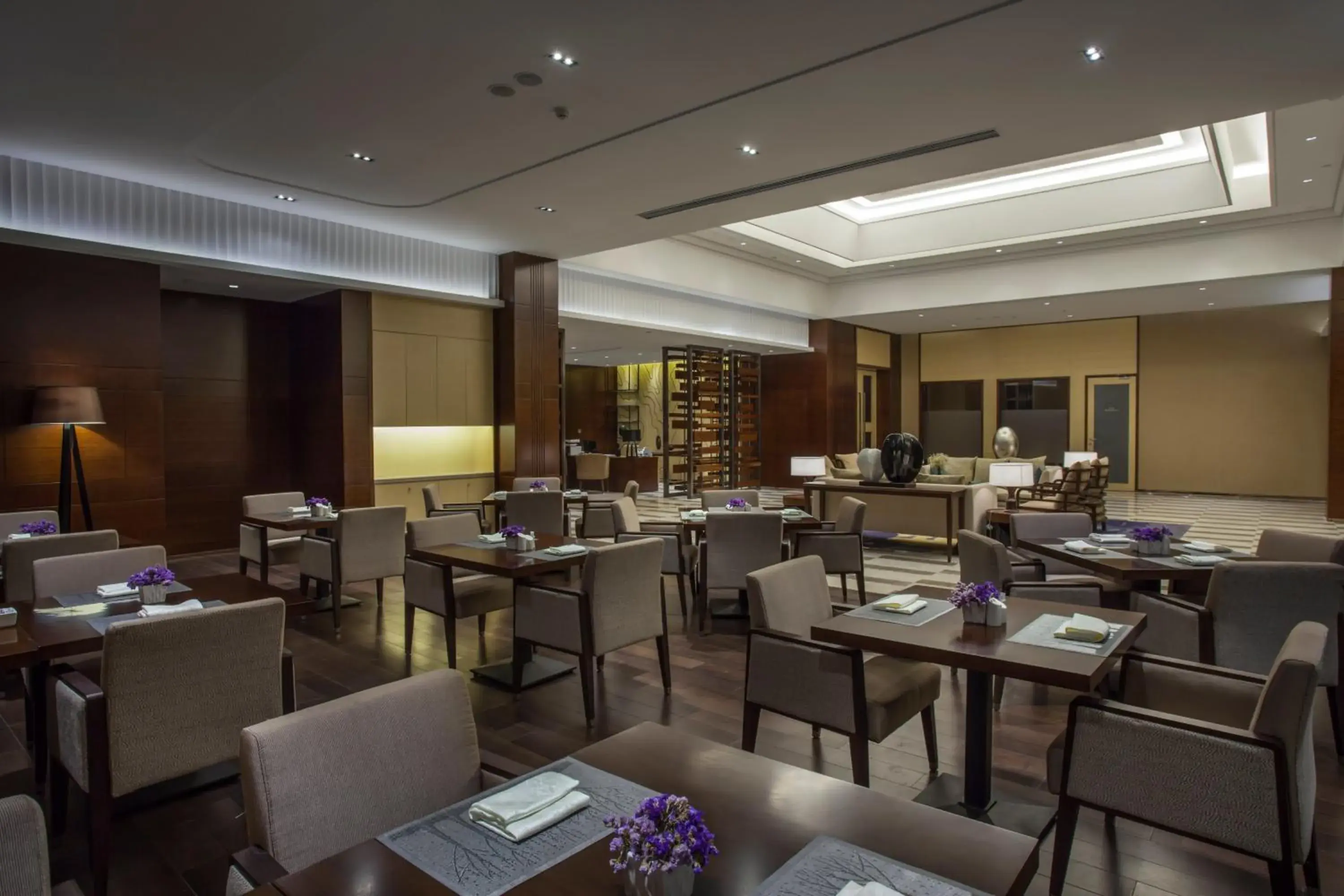 Lounge or bar, Restaurant/Places to Eat in Holiday Inn Qingdao Expo, an IHG Hotel