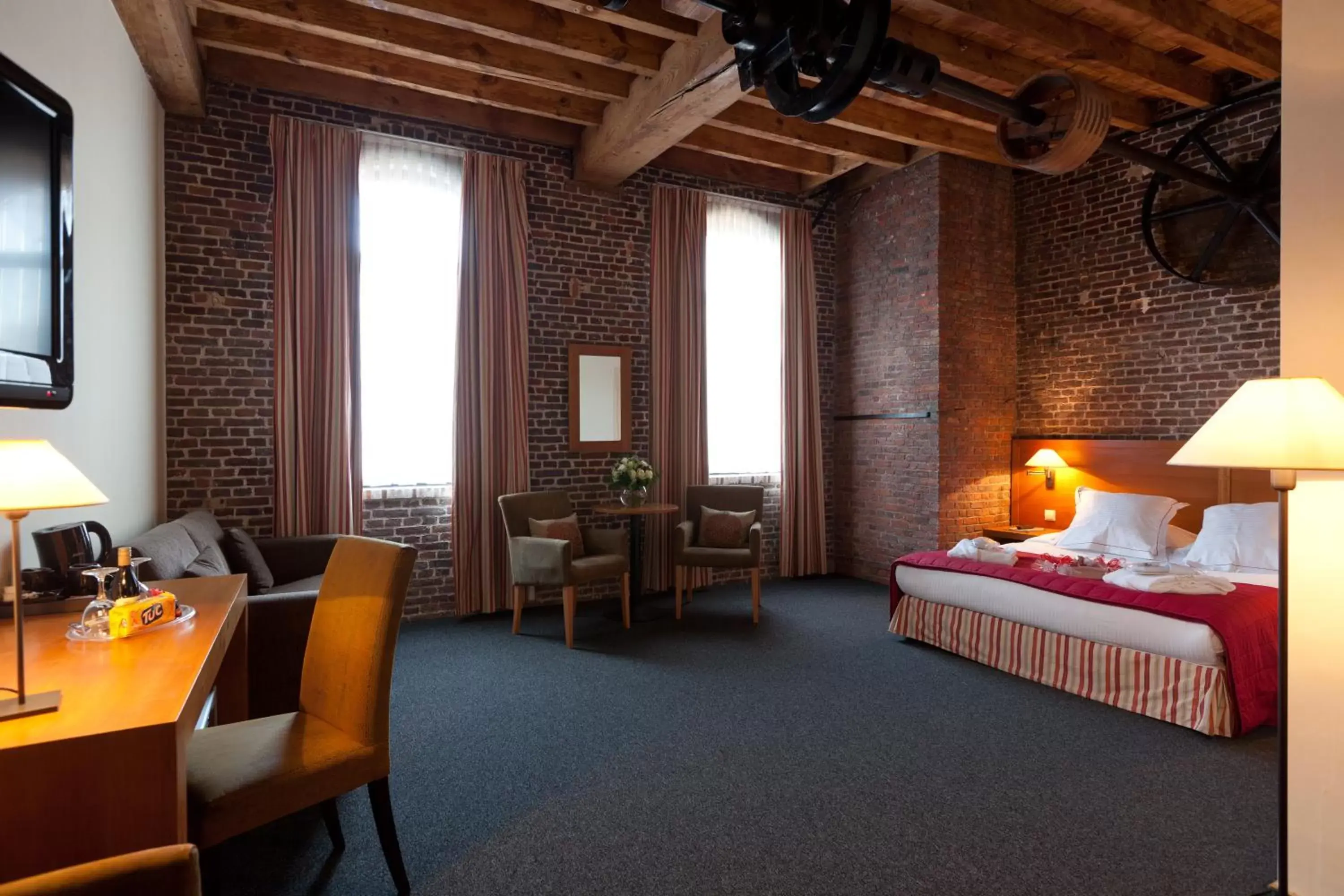 Photo of the whole room in Ghent River Hotel