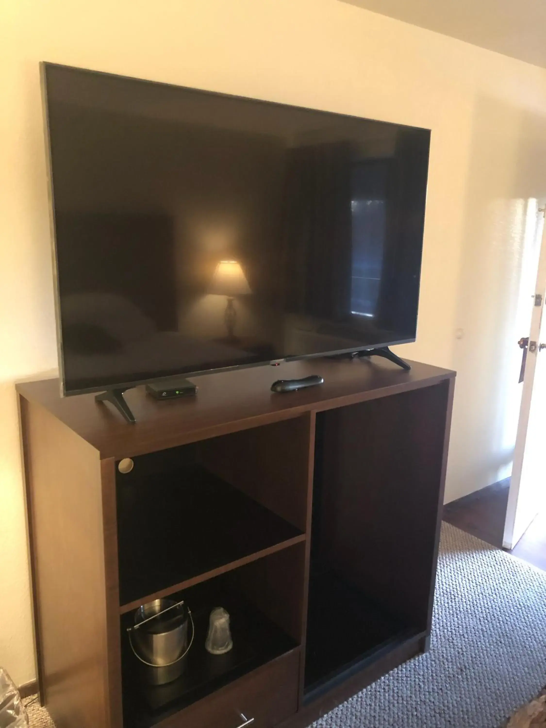 TV/Entertainment Center in Red Lion Inn and Suites La Pine, Oregon