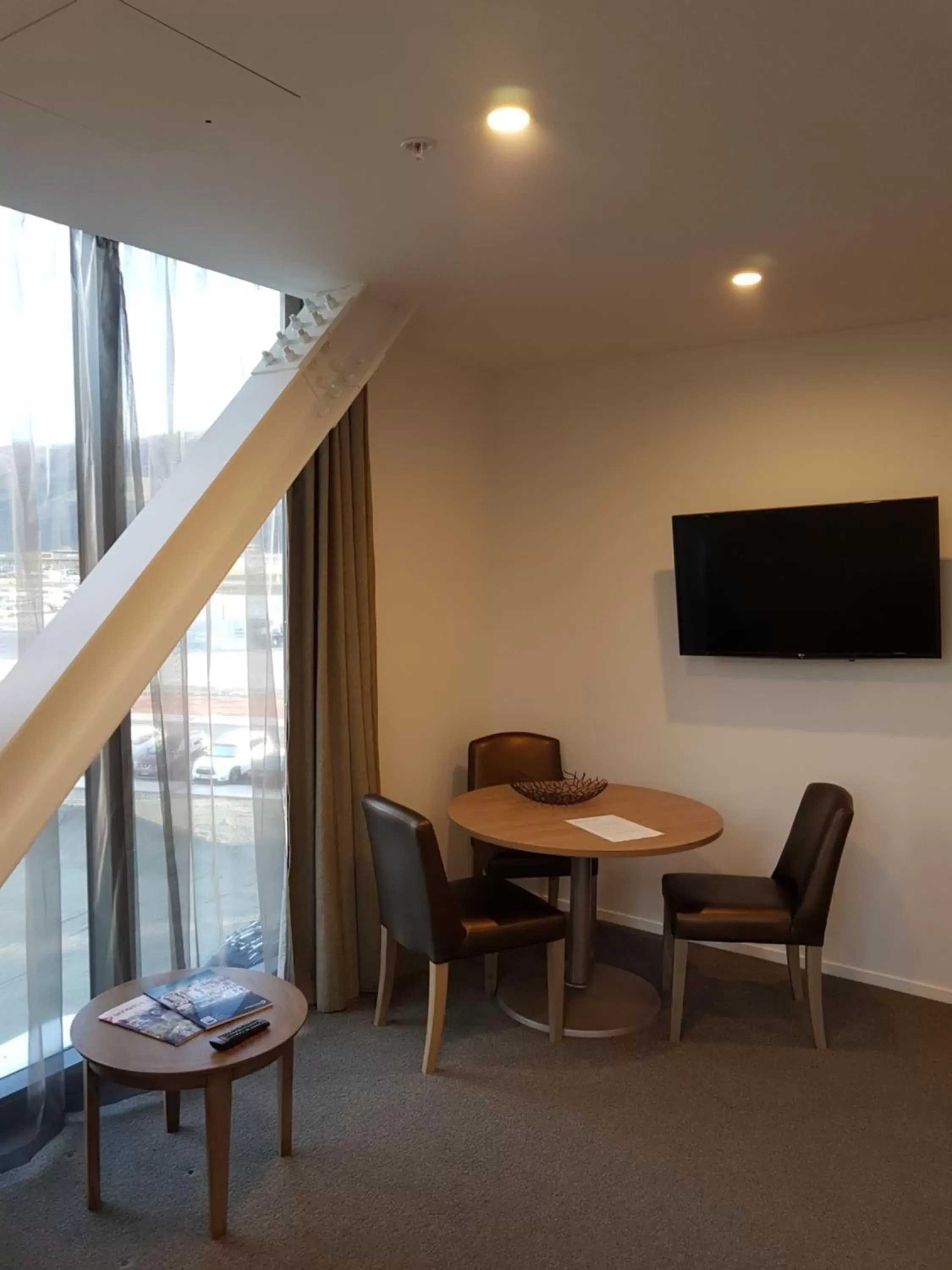 Dining area, TV/Entertainment Center in Wyndham Garden Queenstown