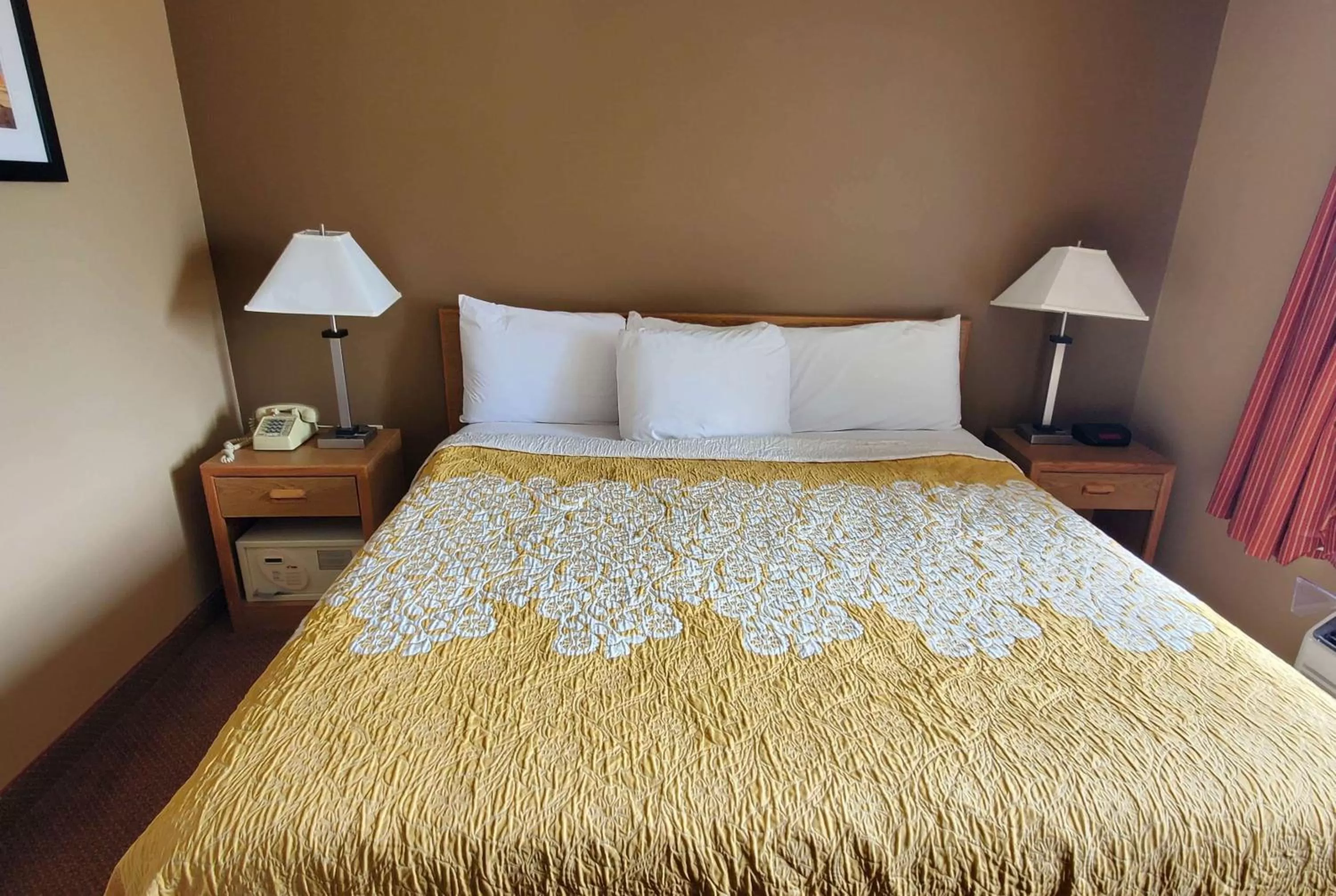 Photo of the whole room, Bed in Days Inn by Wyndham Worthington