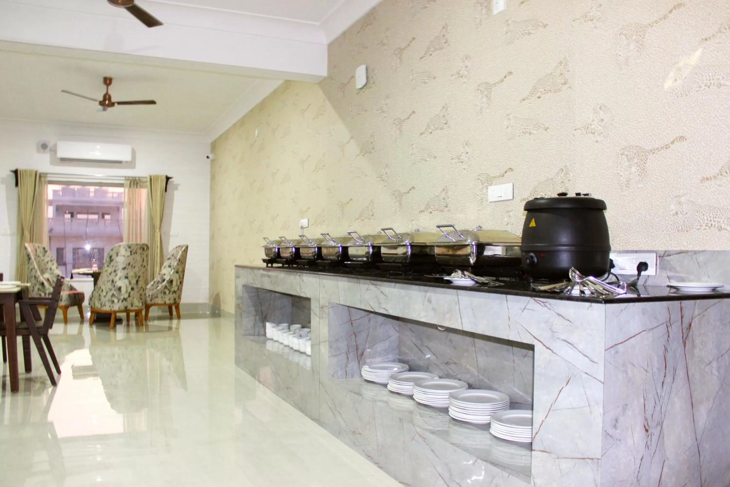 Restaurant/Places to Eat in Revaas Lake View Boutique Hotel