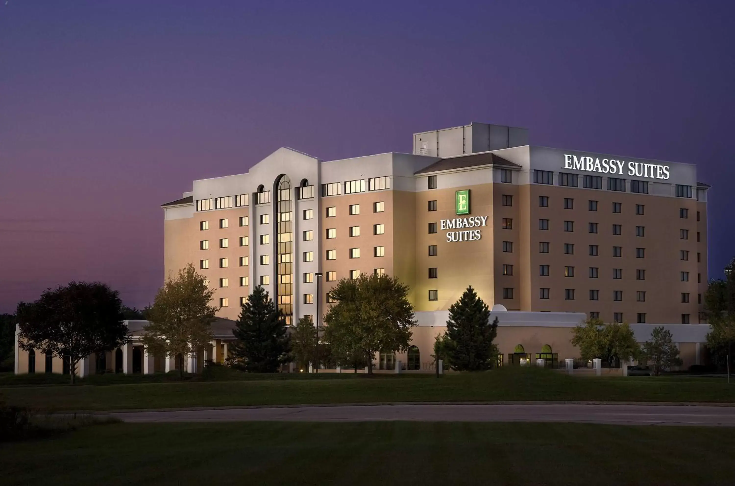 Property Building in Embassy Suites by Hilton Kansas City International Airport