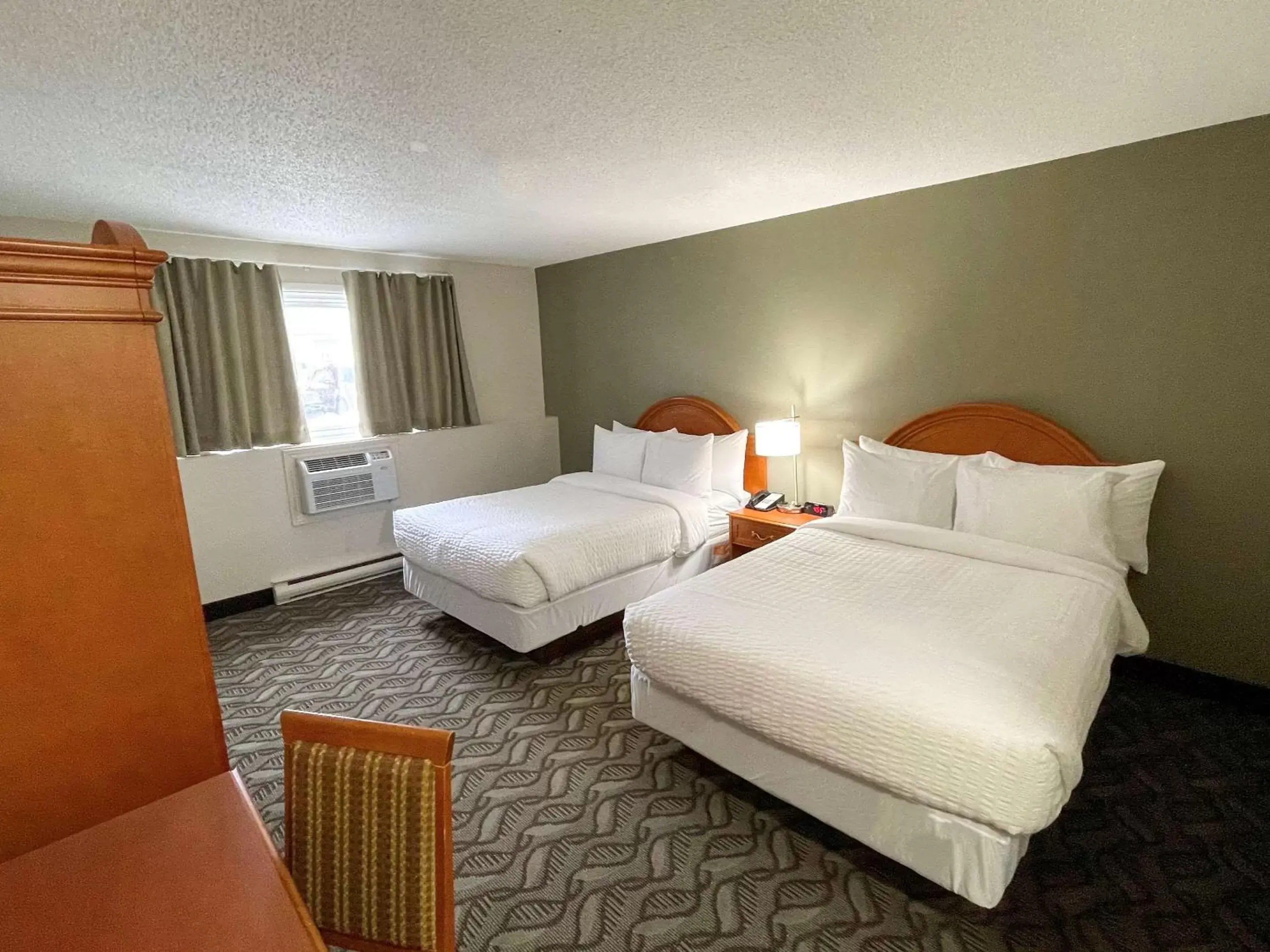 Photo of the whole room, Bed in Rodeway Inn