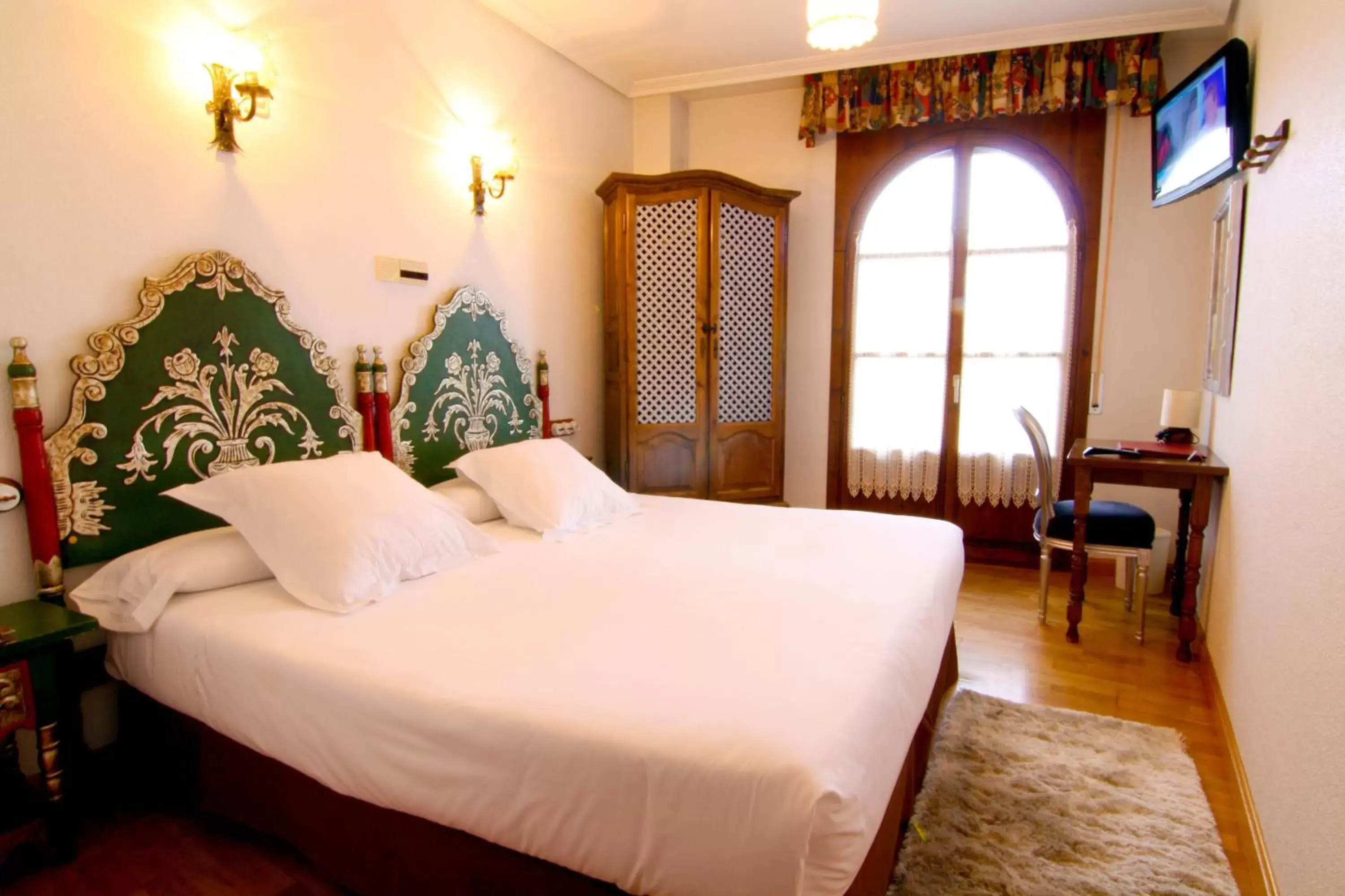 Day, Bed in Hotel Merindad de Olite