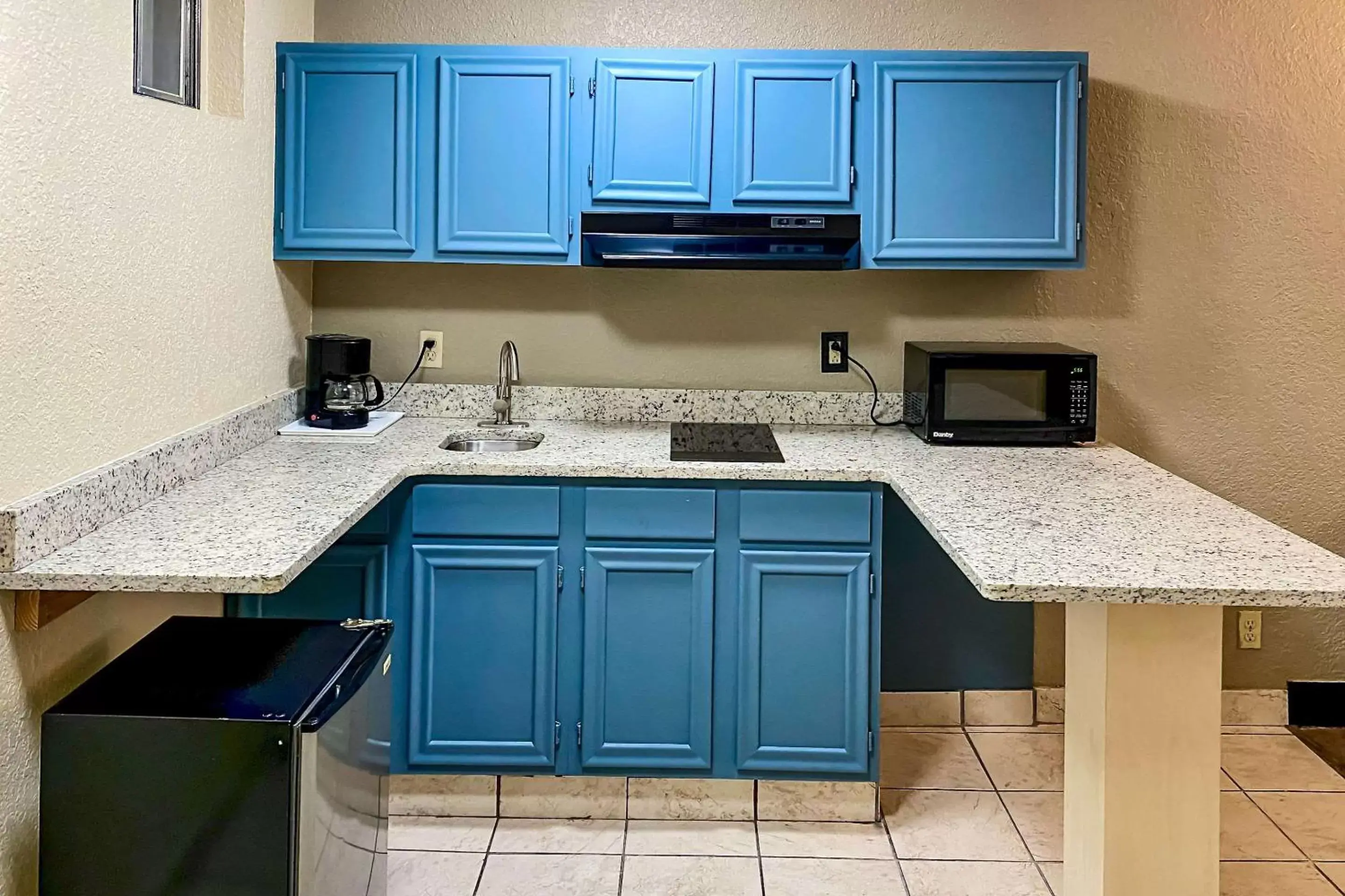 Bedroom, Kitchen/Kitchenette in Quality Inn & Suites Airport