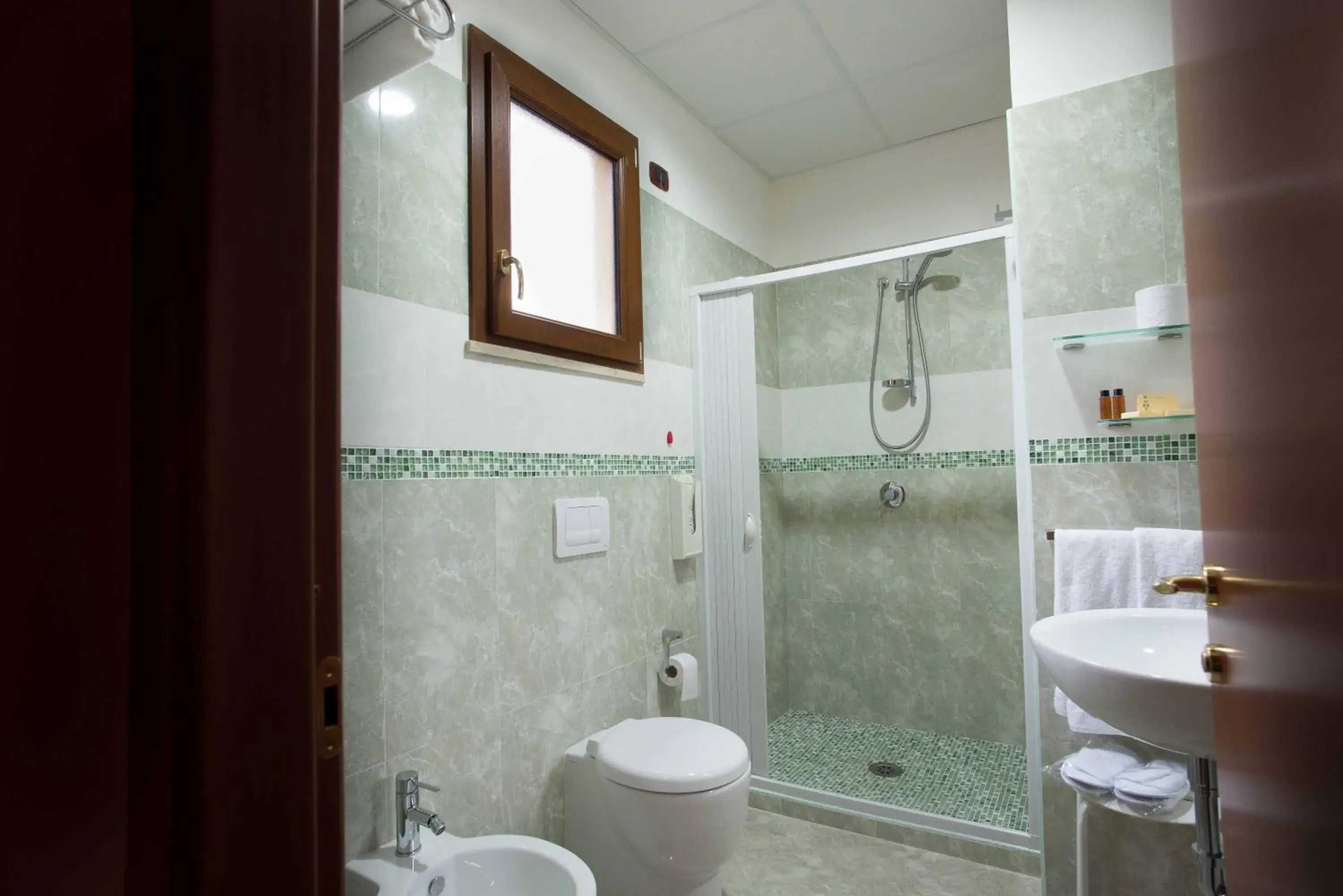 Shower, Bathroom in Il Giardino degli Aranci