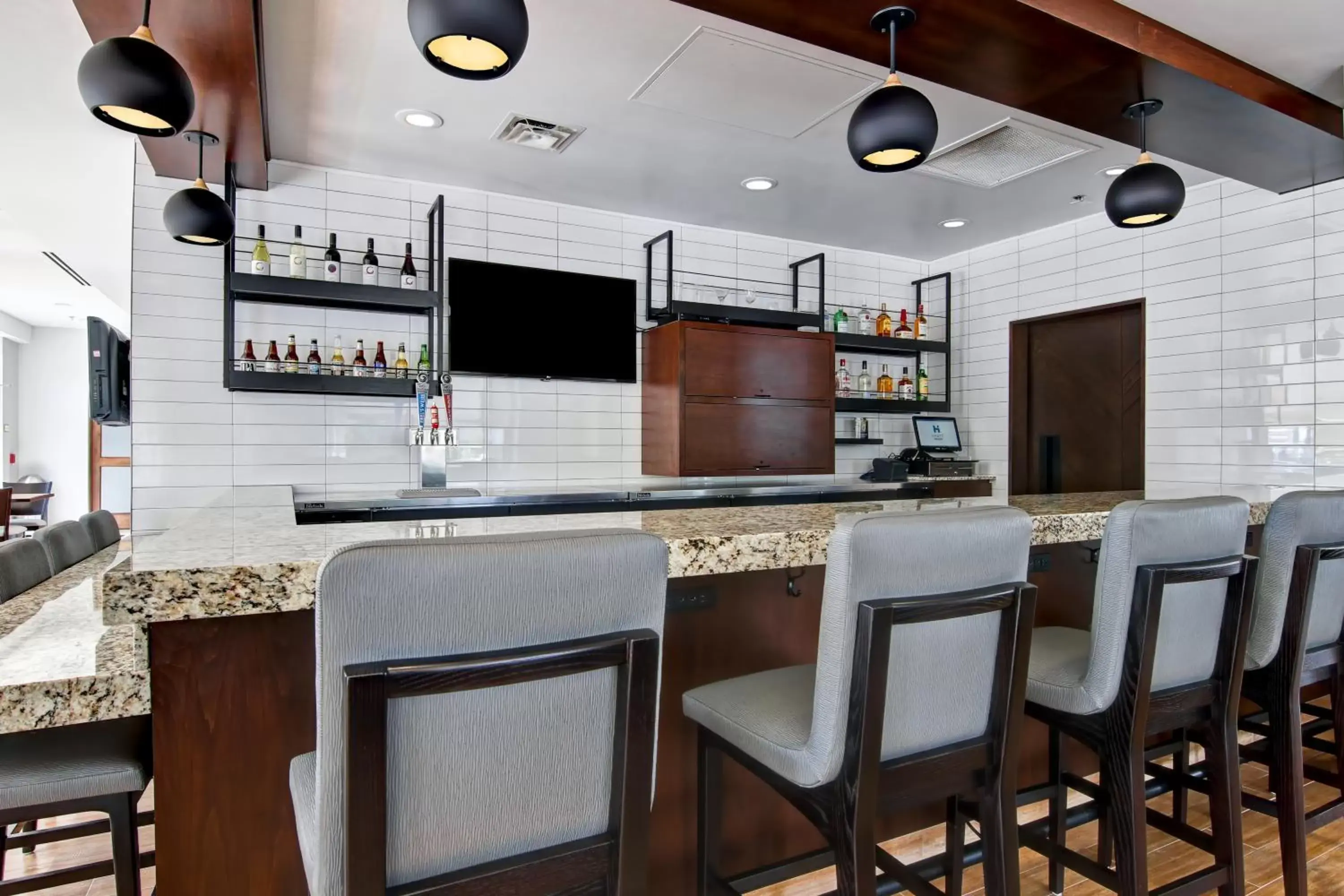 Lounge or bar in Hyatt House Naperville/Warrenville