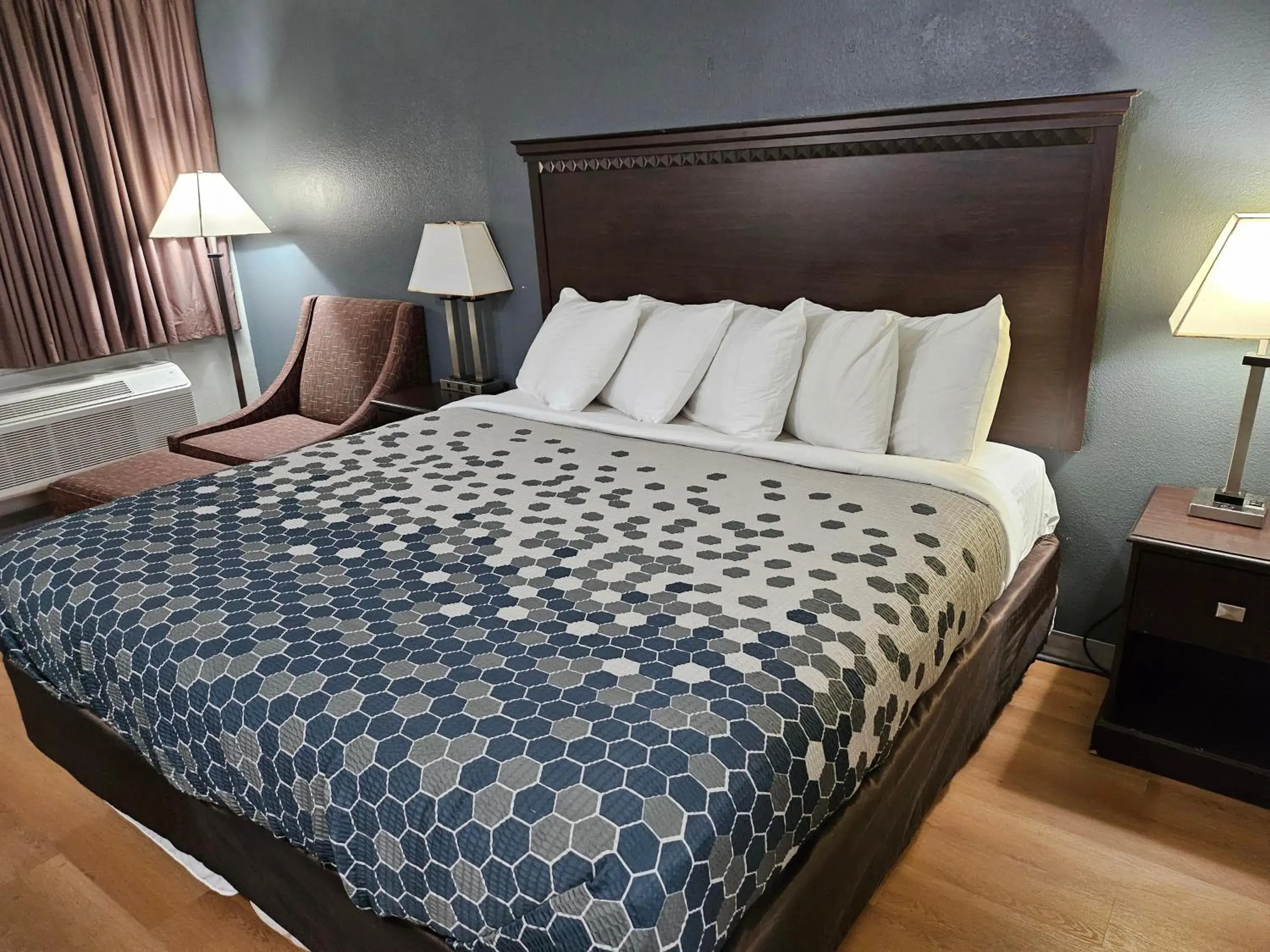 Bed in Econo Lodge Biltmore