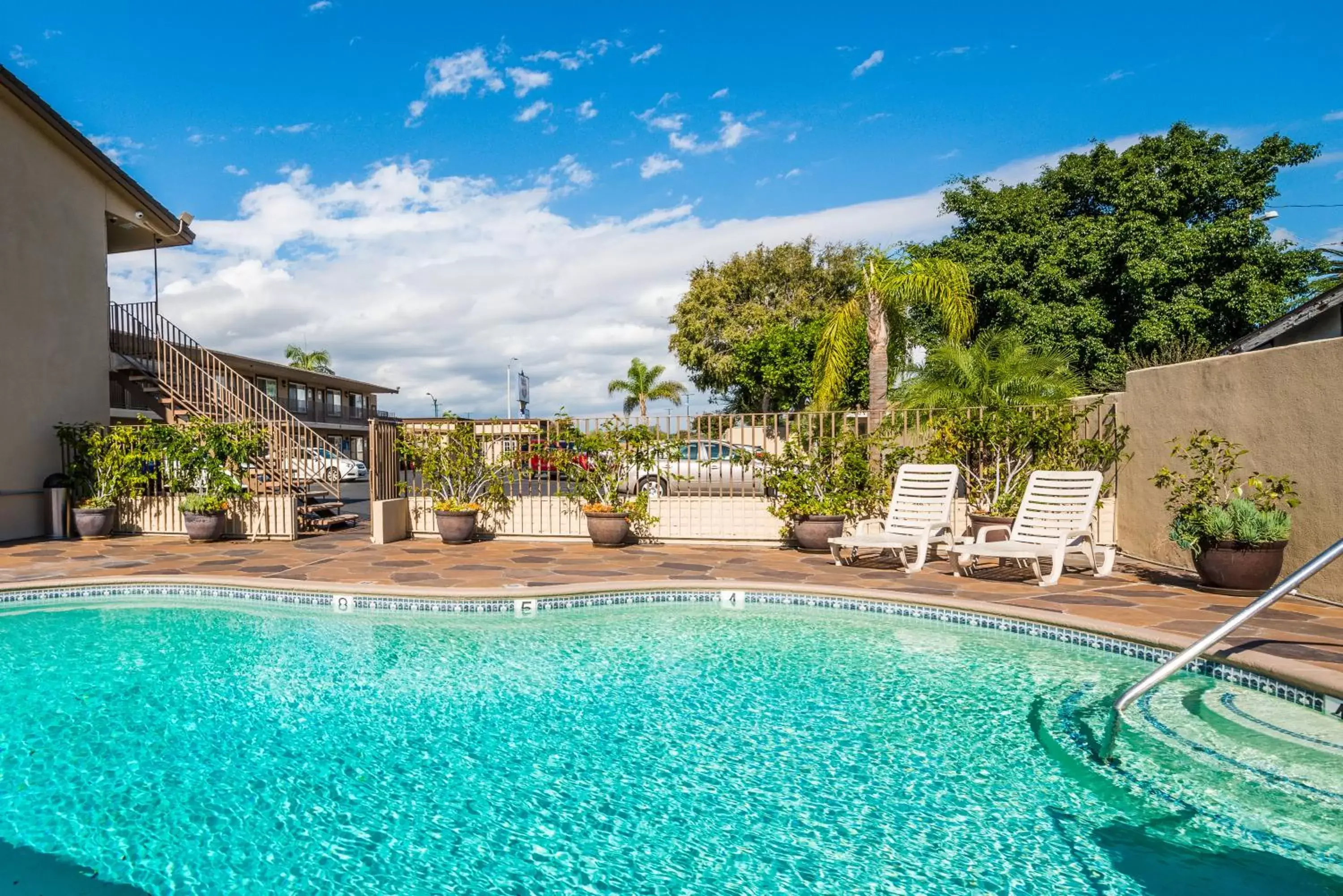 Swimming Pool in Hotel 414 Anaheim