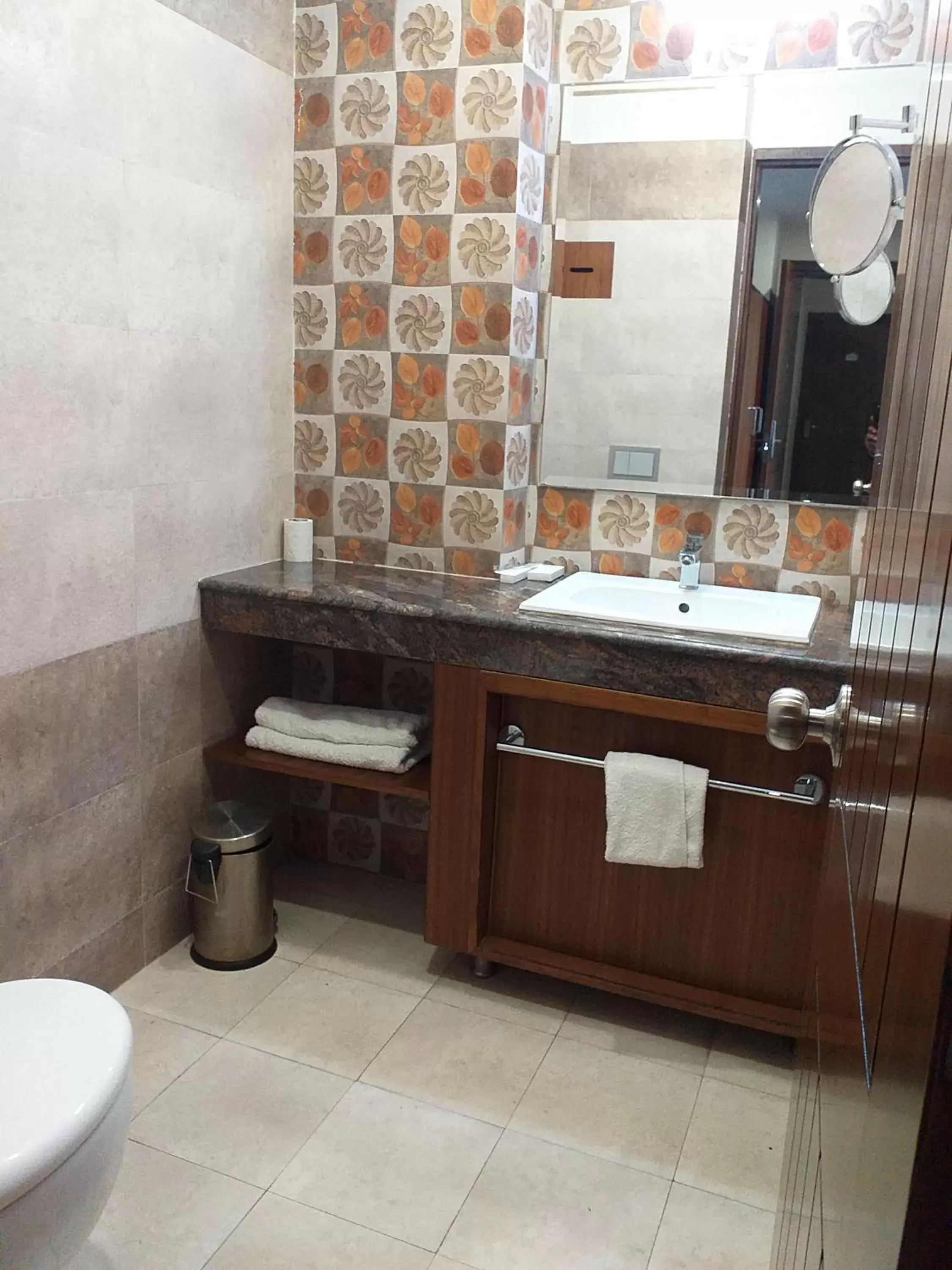 Bathroom in Grand Hotel Nawanshahr Bathroom in Grand Hotel Nawanshahr