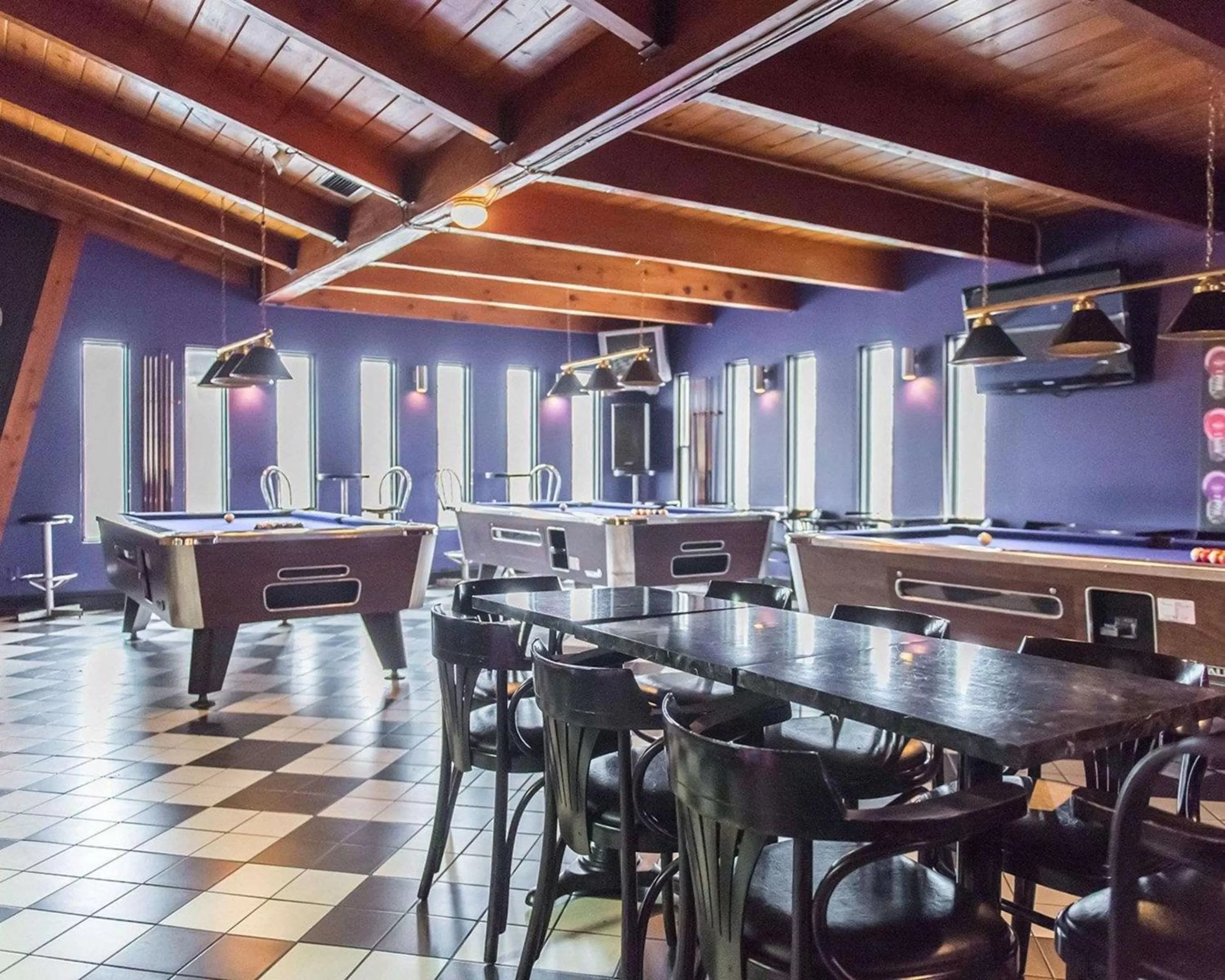 Lounge or bar in Quality Inn Mont-Laurier